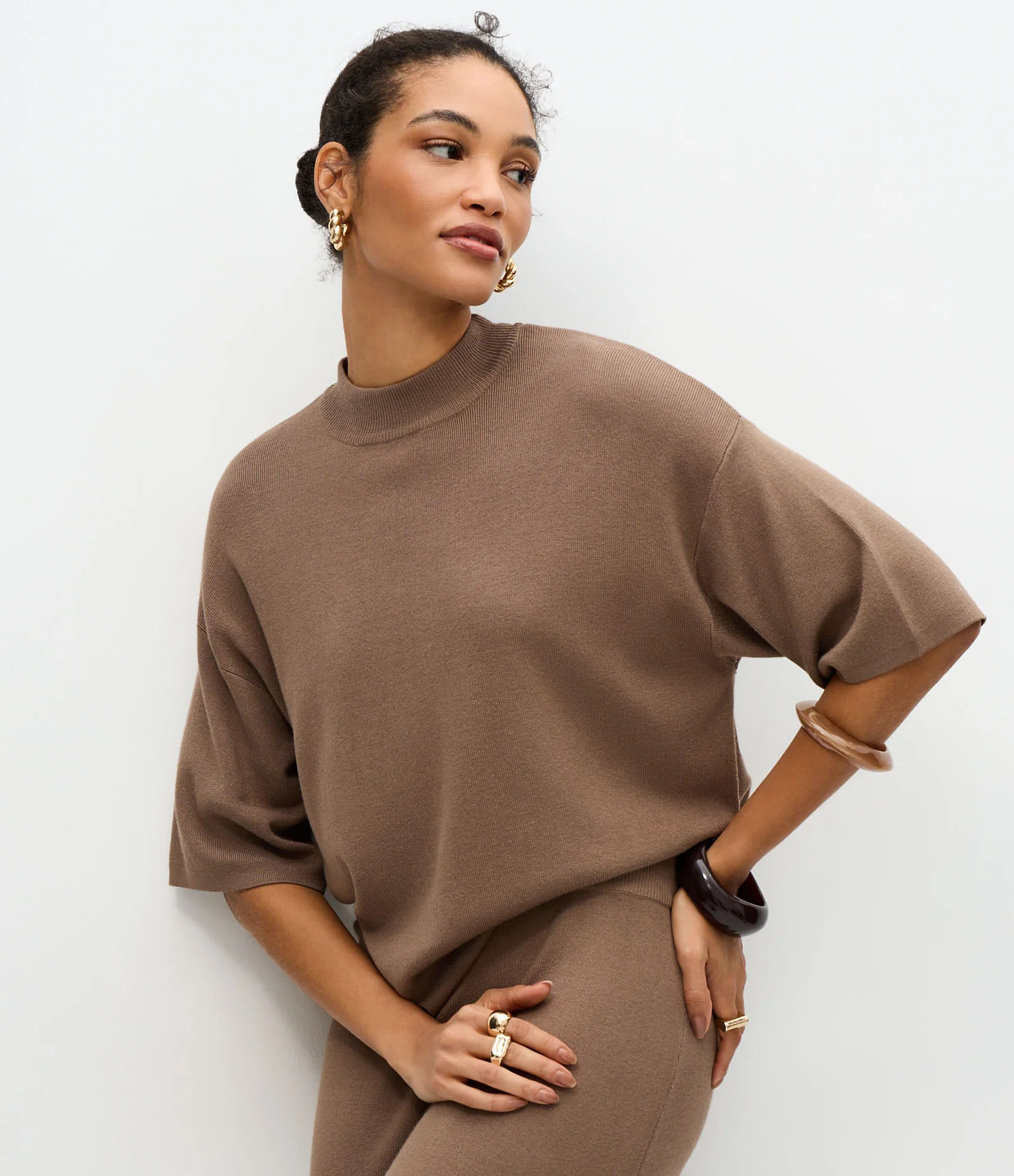 Blusa em Tricô com Cava Deslocada e Manga Ampla Marrom 1