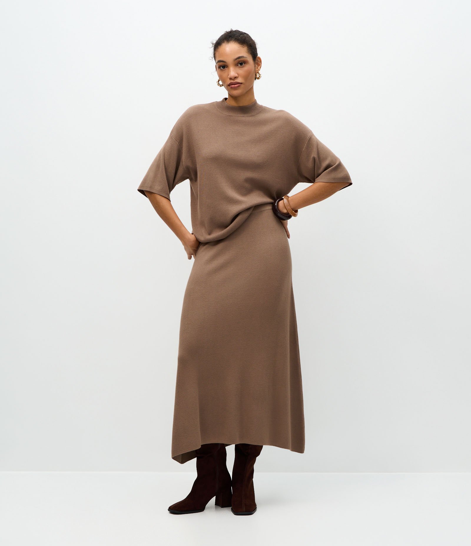 Blusa em Tricô com Cava Deslocada e Manga Ampla Marrom 2