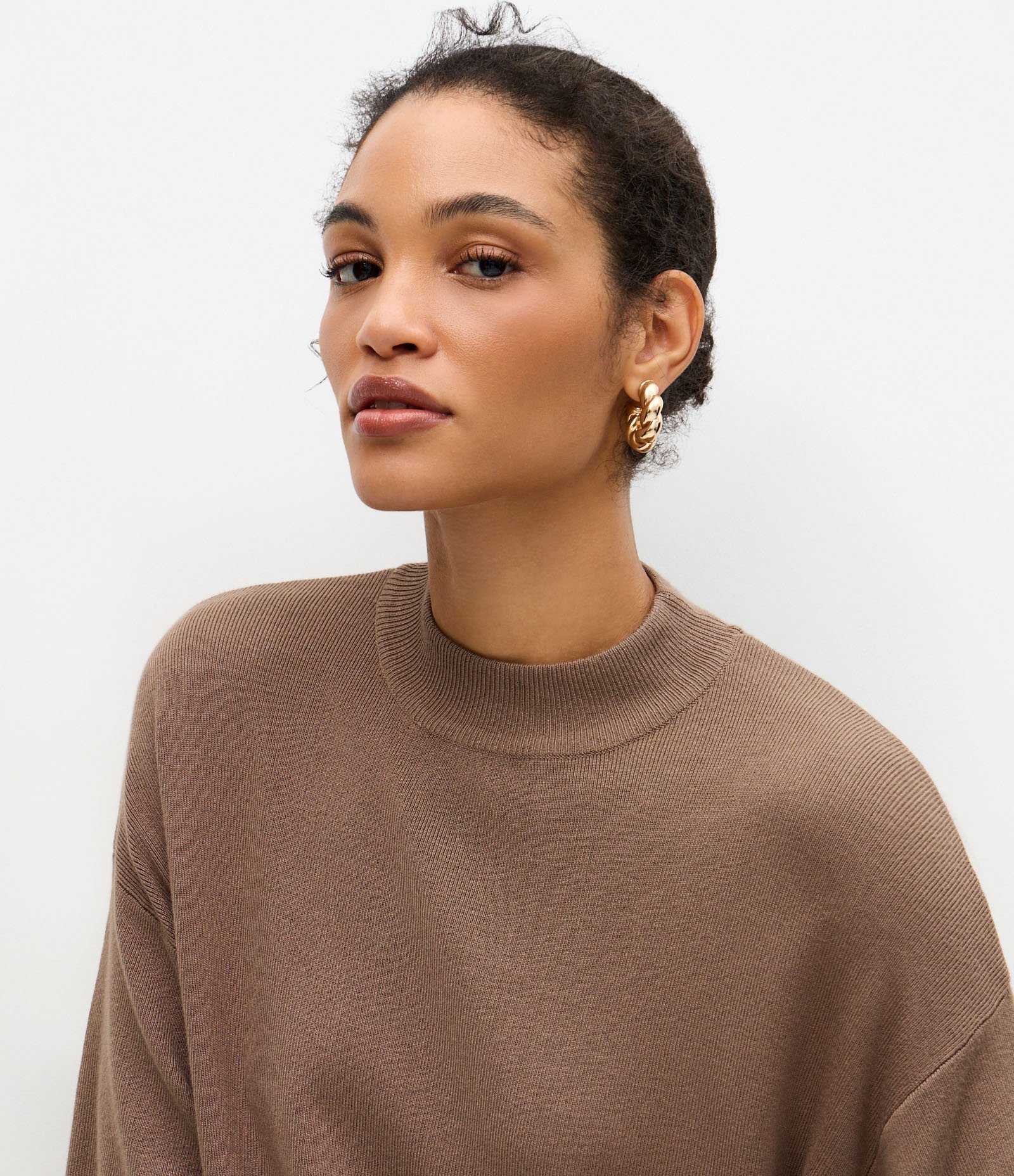 Blusa em Tricô com Cava Deslocada e Manga Ampla Marrom 3