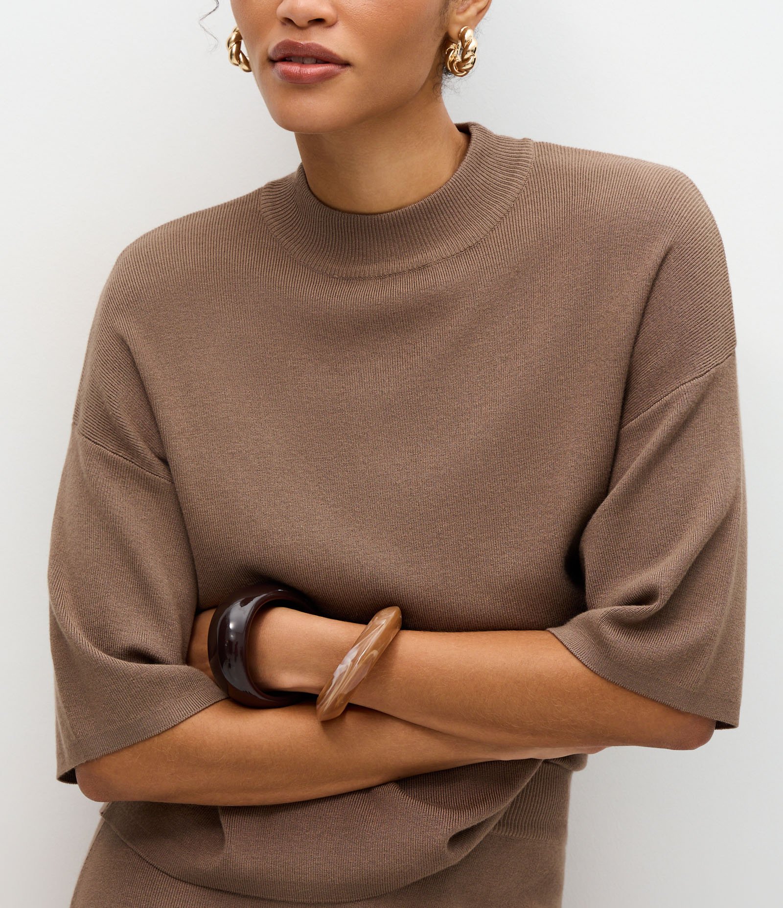 Blusa em Tricô com Cava Deslocada e Manga Ampla Marrom 4