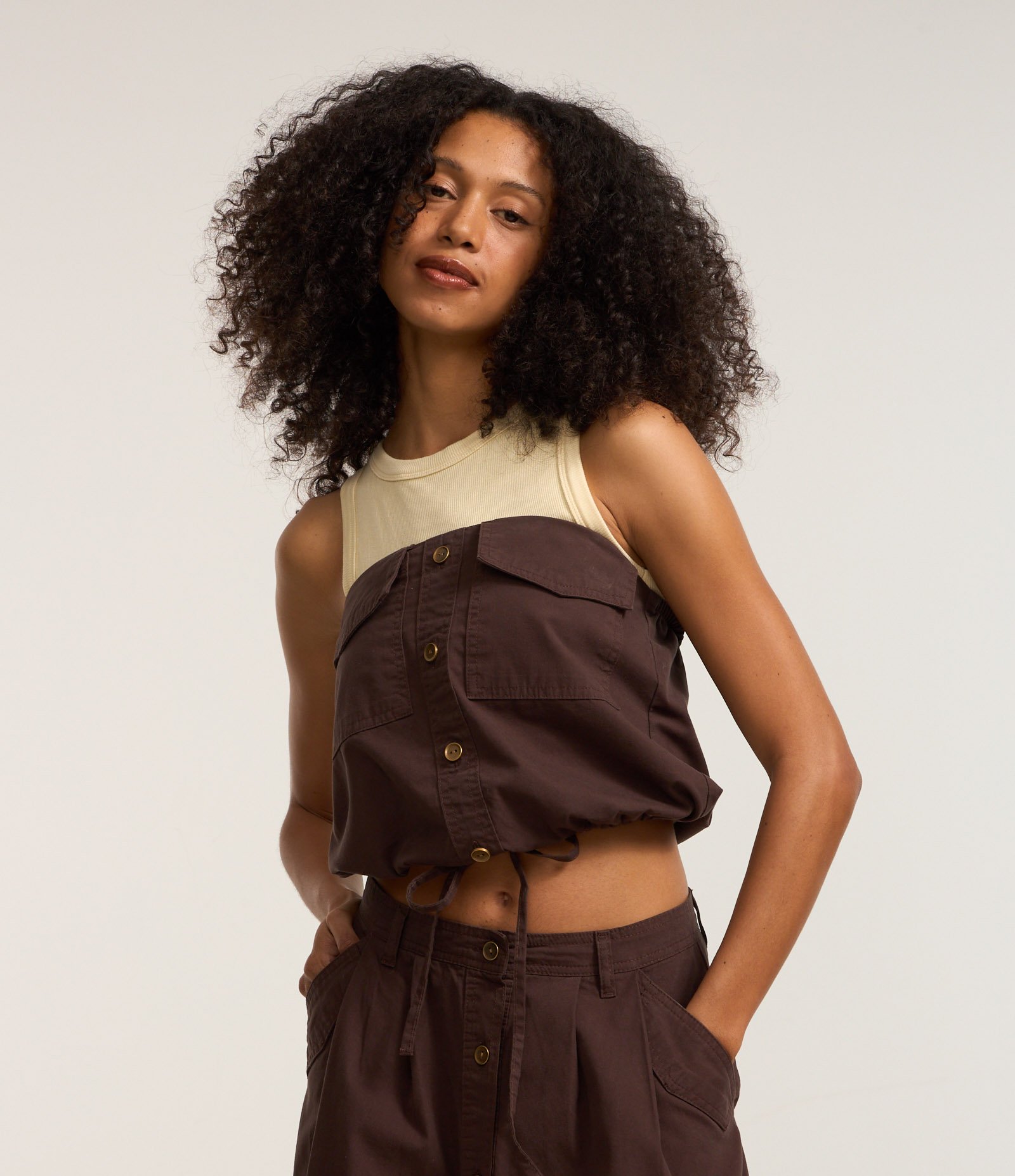 Blusa Top em Sarja sem Manga com Abotoamento Frontal e Bolso Cargo Marrom 1