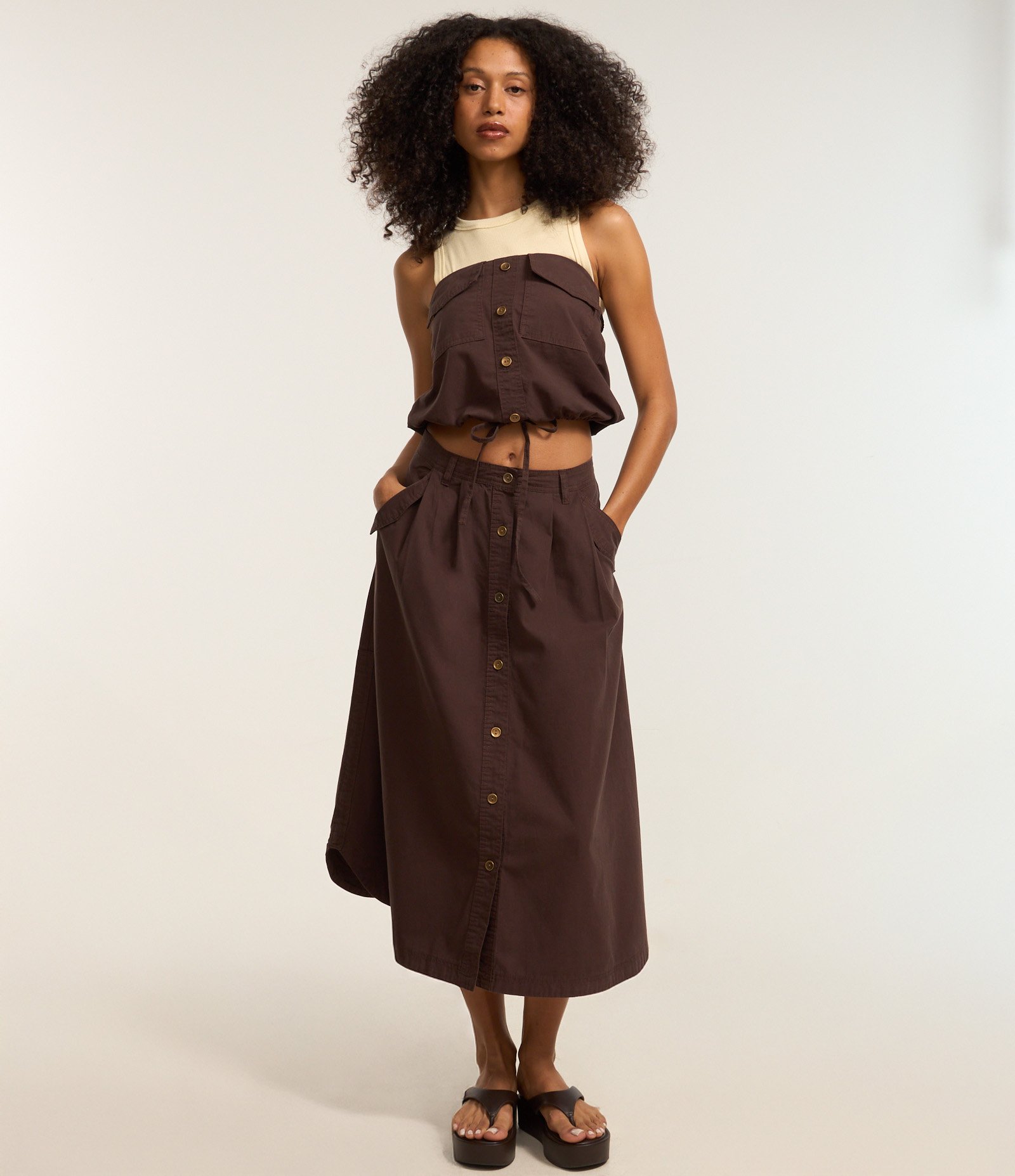 Blusa Top em Sarja sem Manga com Abotoamento Frontal e Bolso Cargo Marrom 2