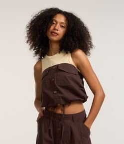Blusa Top em Sarja sem Manga com Abotoamento Frontal e Bolso Cargo