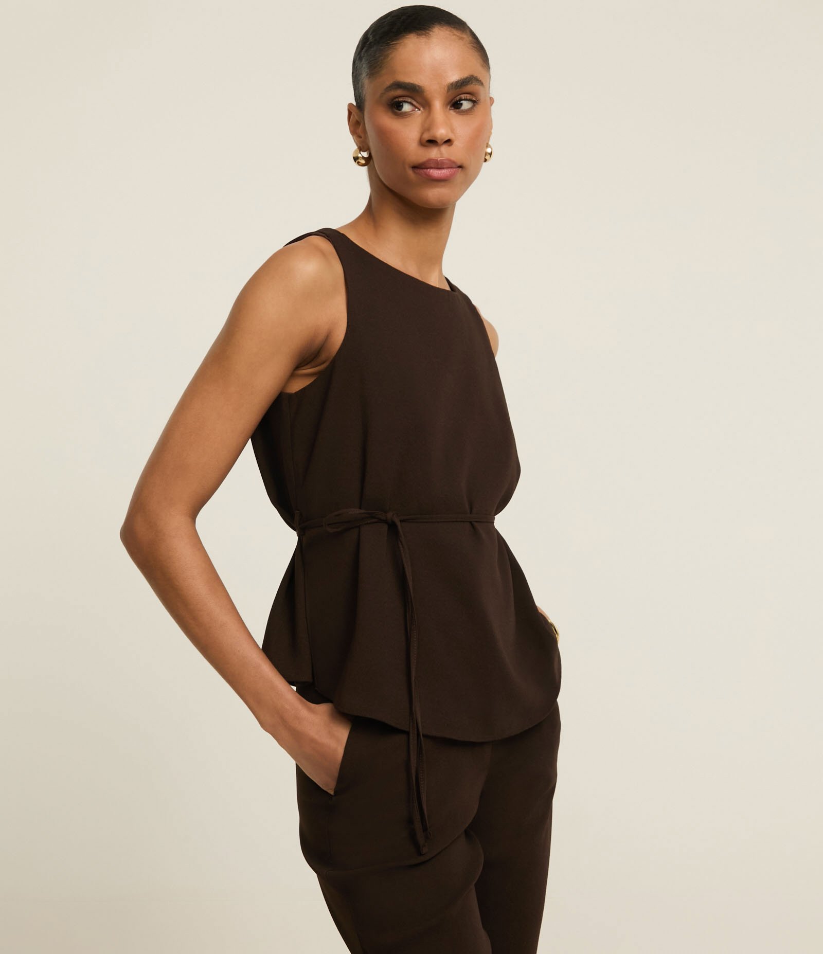 Blusa Acetinada sem Manga com Amarração Frontal Marrom 1