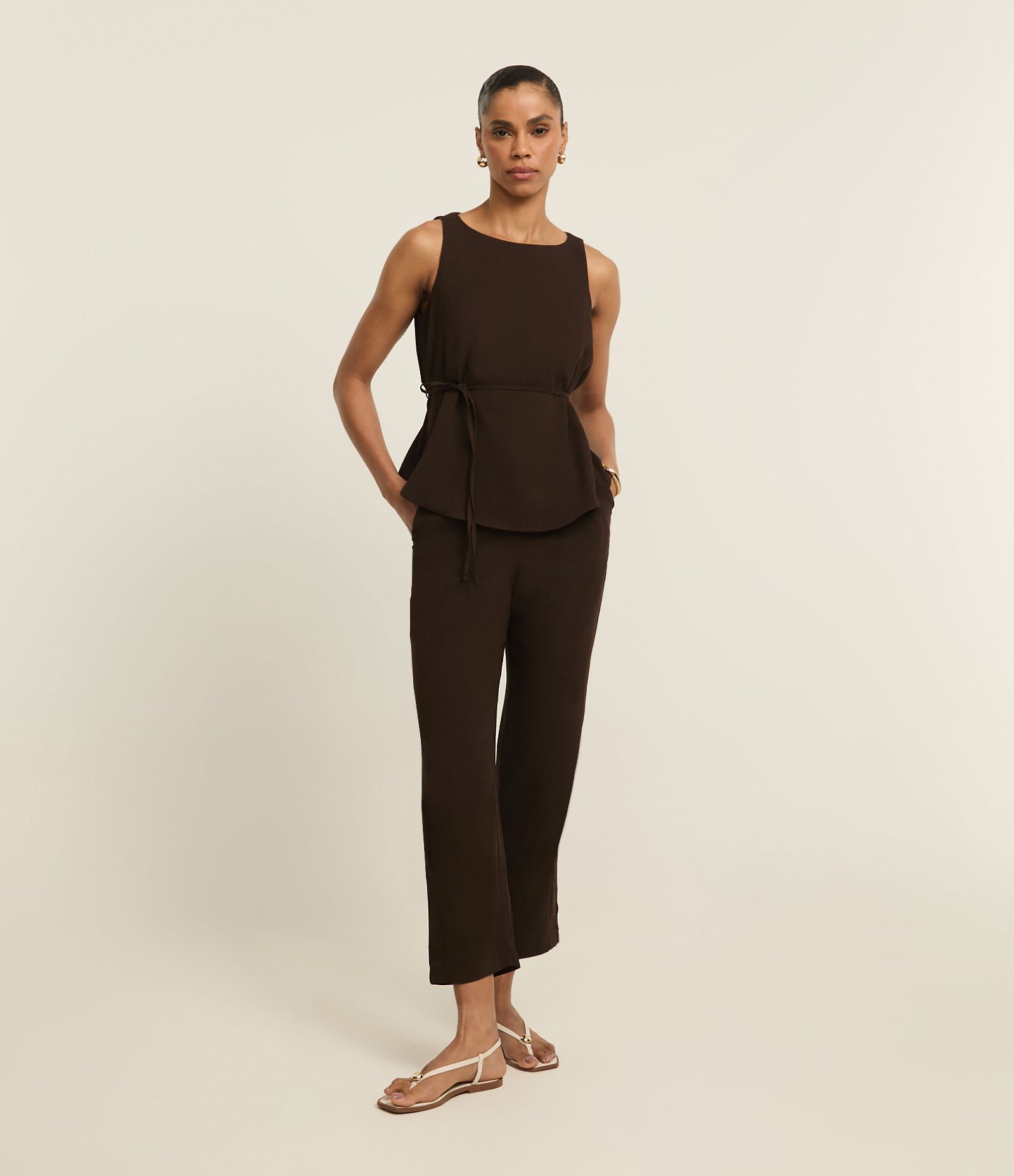 Blusa Acetinada sem Manga com Amarração Frontal Marrom 2