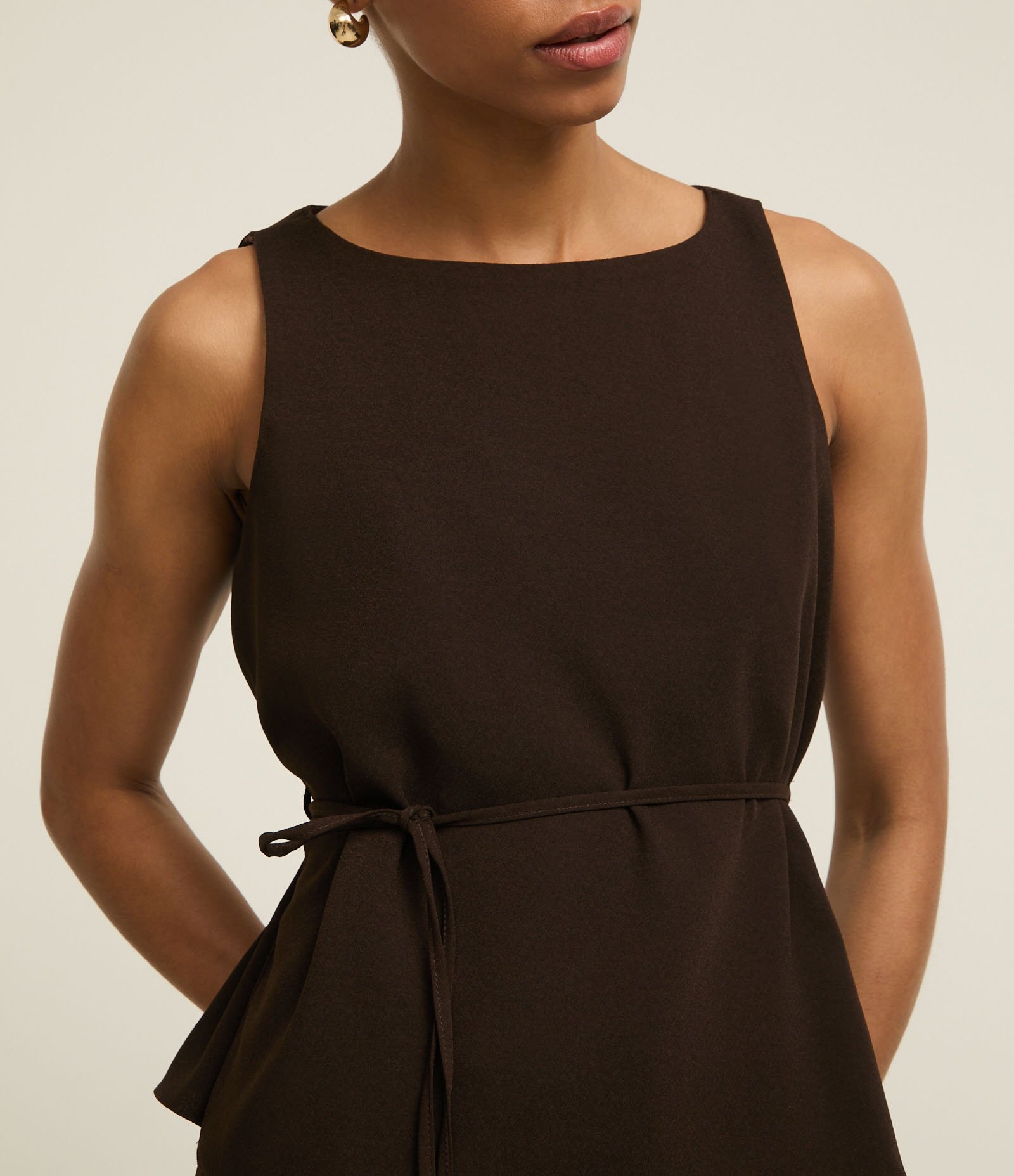 Blusa Acetinada sem Manga com Amarração Frontal Marrom 3