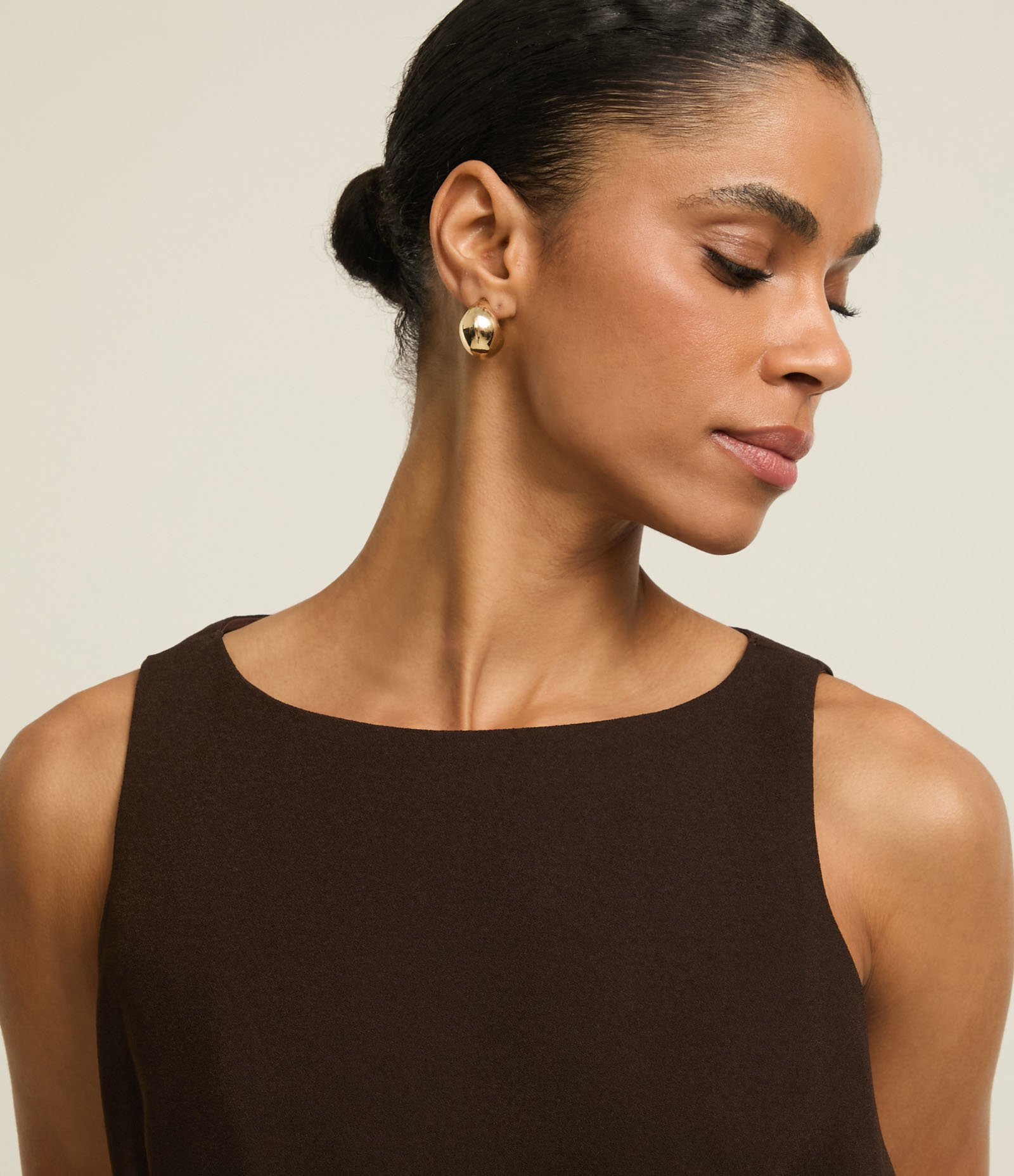 Blusa Acetinada sem Manga com Amarração Frontal Marrom 4