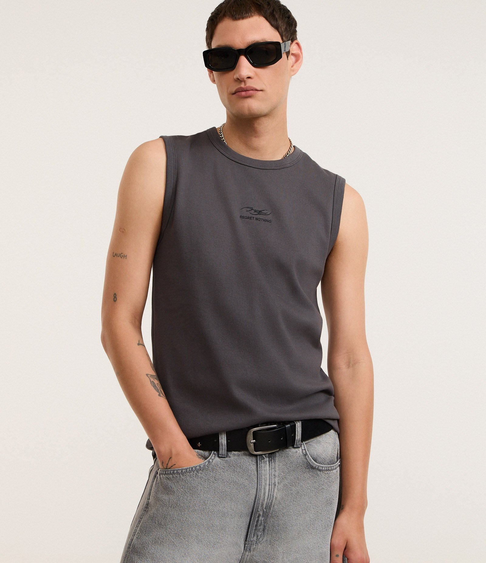 Regata Muscle em Ribana com Estampa Frontal Bordada Cinza 1