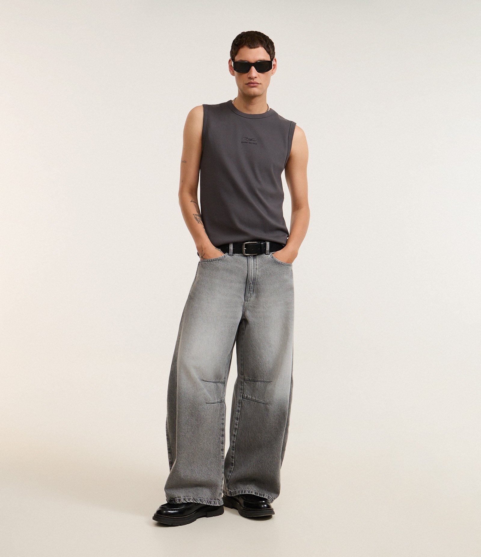 Regata Muscle em Ribana com Estampa Frontal Bordada Cinza 2