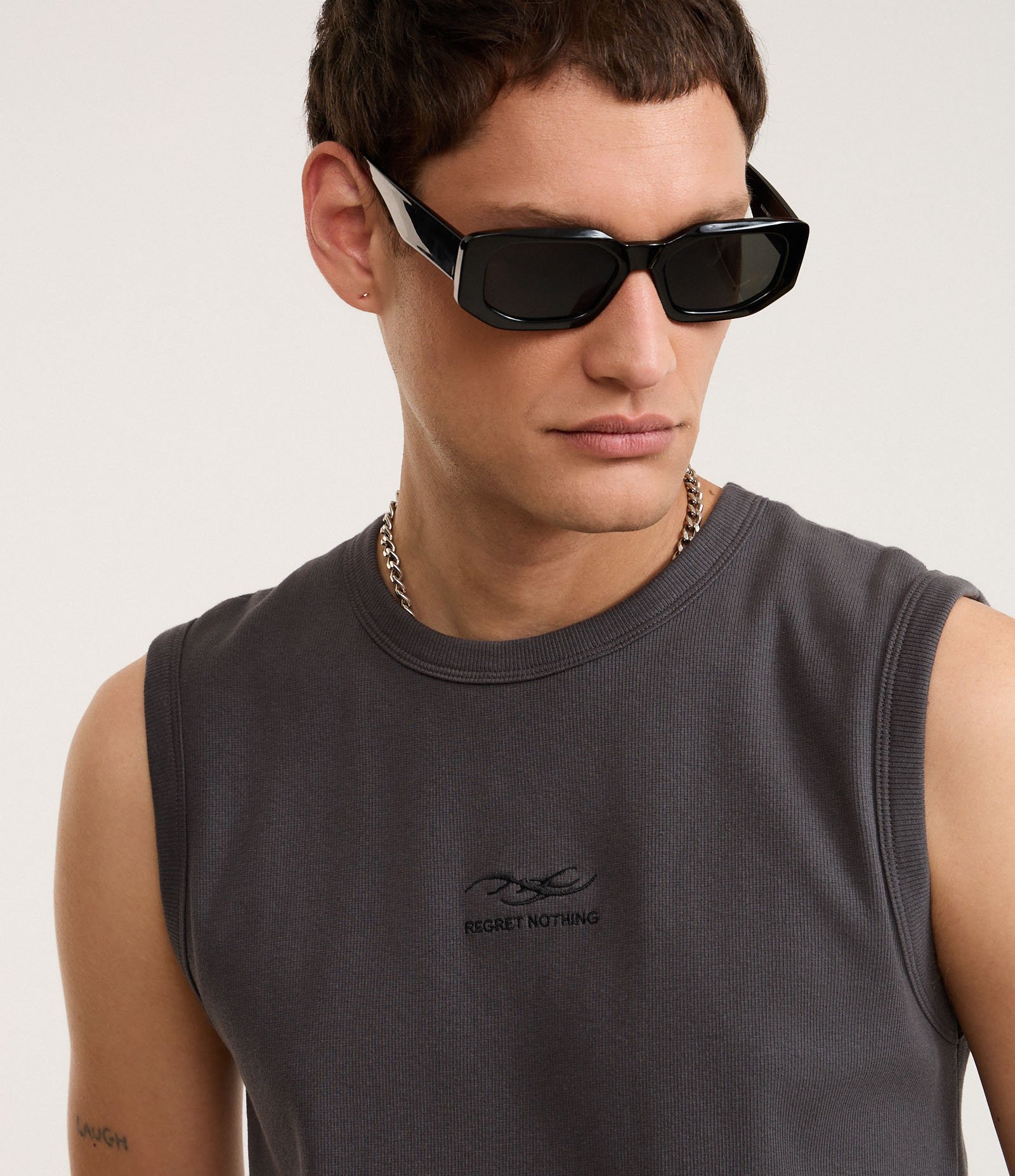 Regata Muscle em Ribana com Estampa Frontal Bordada Cinza 3