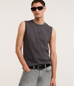 Regata Muscle em Ribana com Estampa Frontal Bordada