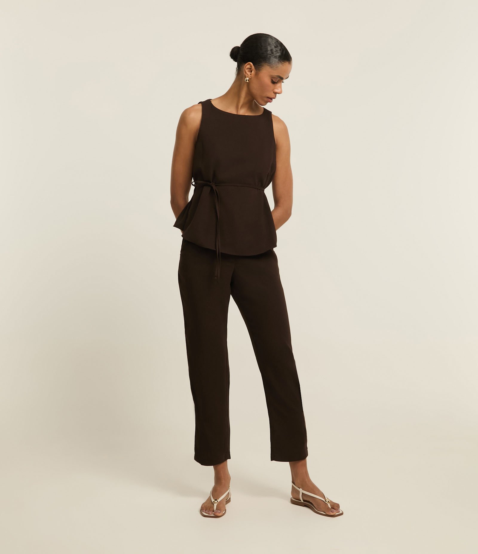 Calça Cenoura Acetinada com Prega na Barra Marrom 1