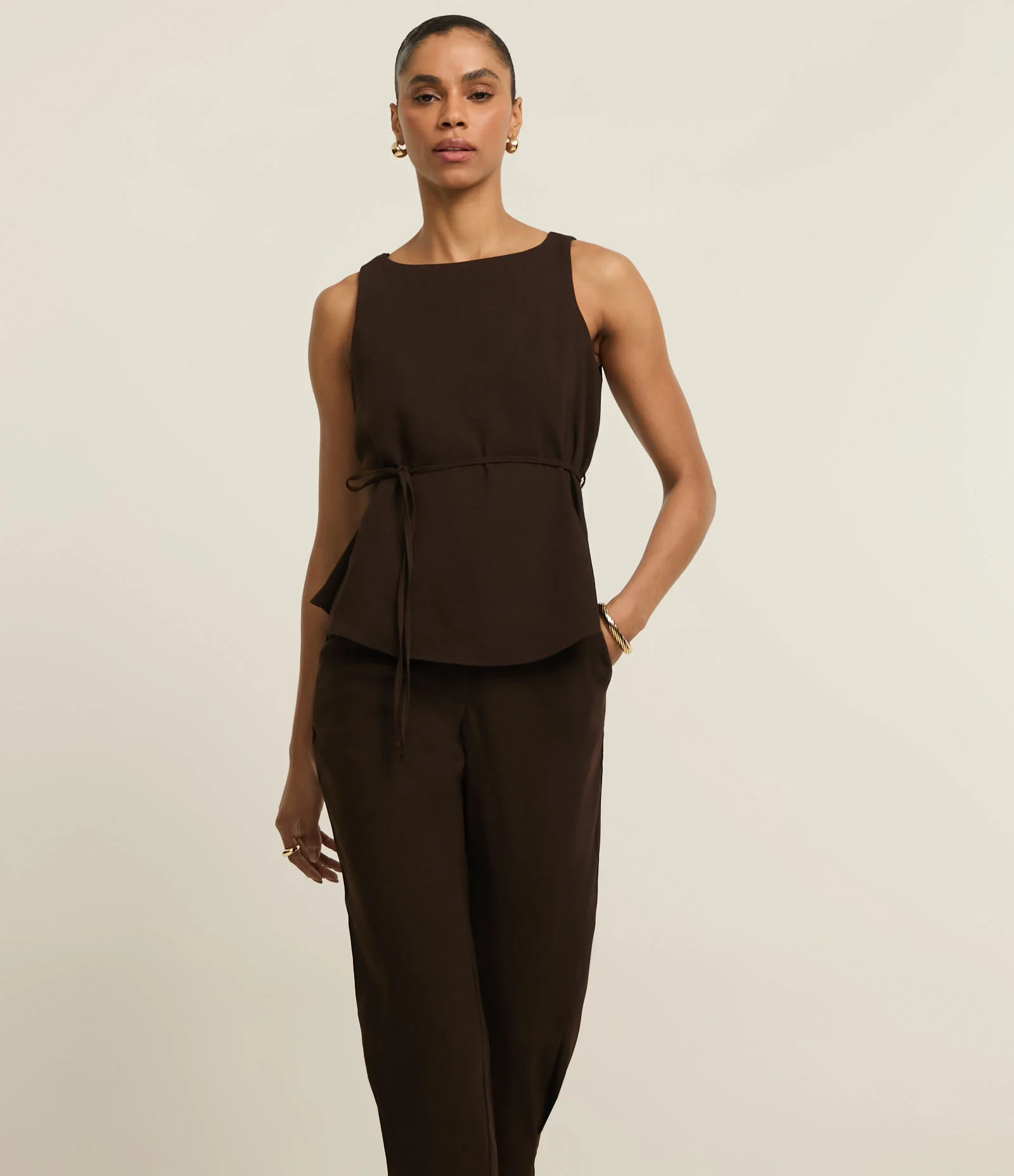 Calça Cenoura Acetinada com Prega na Barra Marrom 2