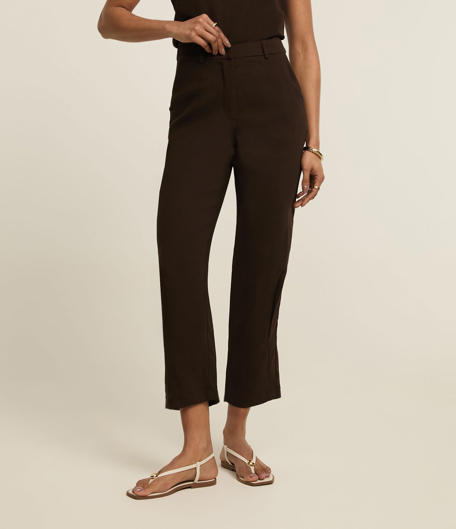 Calça Cenoura Acetinada com Prega na Barra Marrom 3