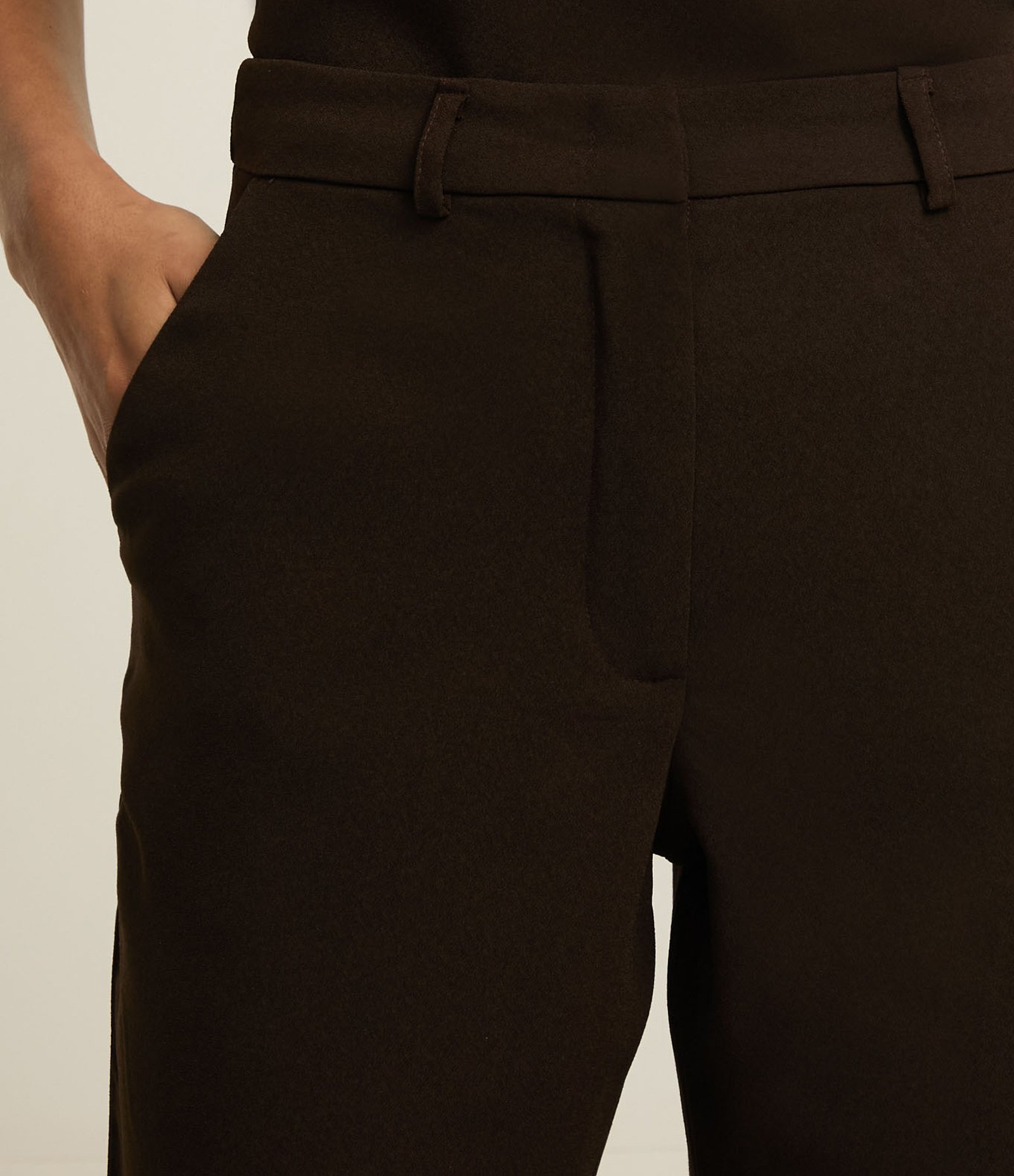 Calça Cenoura Acetinada com Prega na Barra Marrom 4