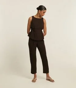 Calça Cenoura Acetinada com Prega na Barra