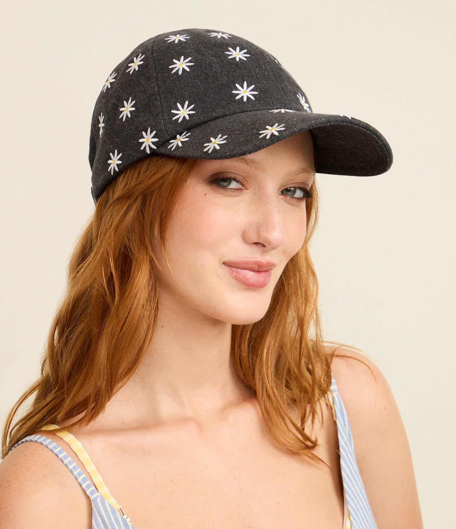 Boné Aba Curva em Sarja com Bordado de Margaridas Preto 1