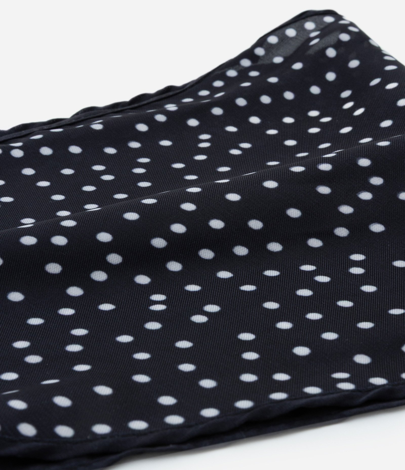 Lenço Triangular em Cetim com Estampa Poá Preto 3