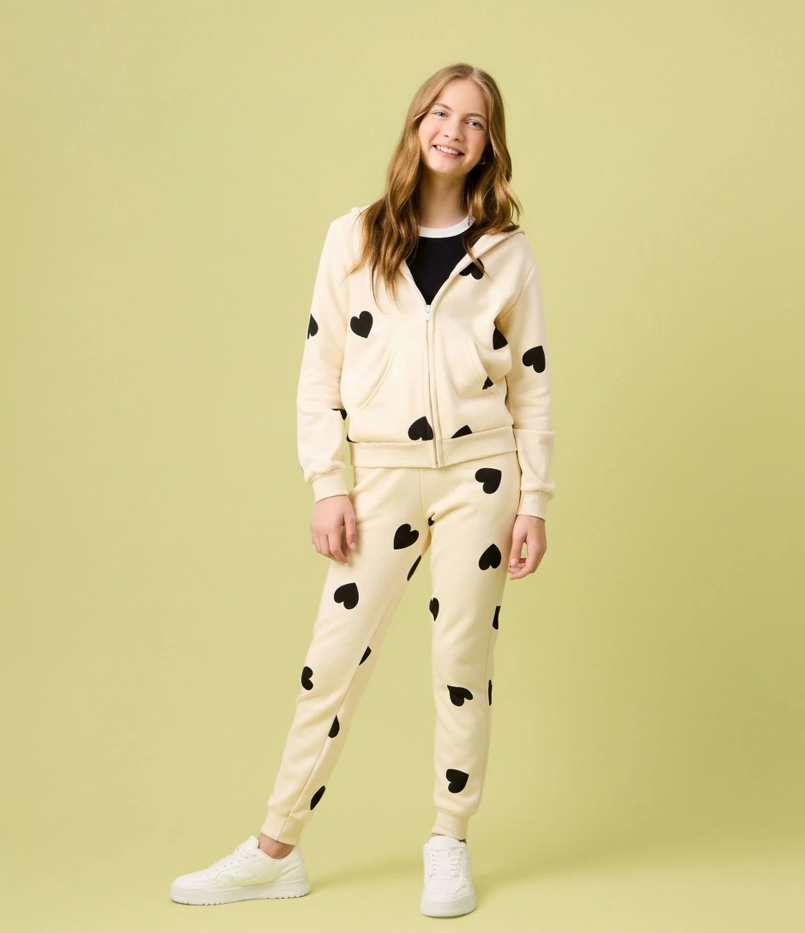 Calça Jogger Infantil Estampa de Corações- Tam 5 a 16 anos Bege 1