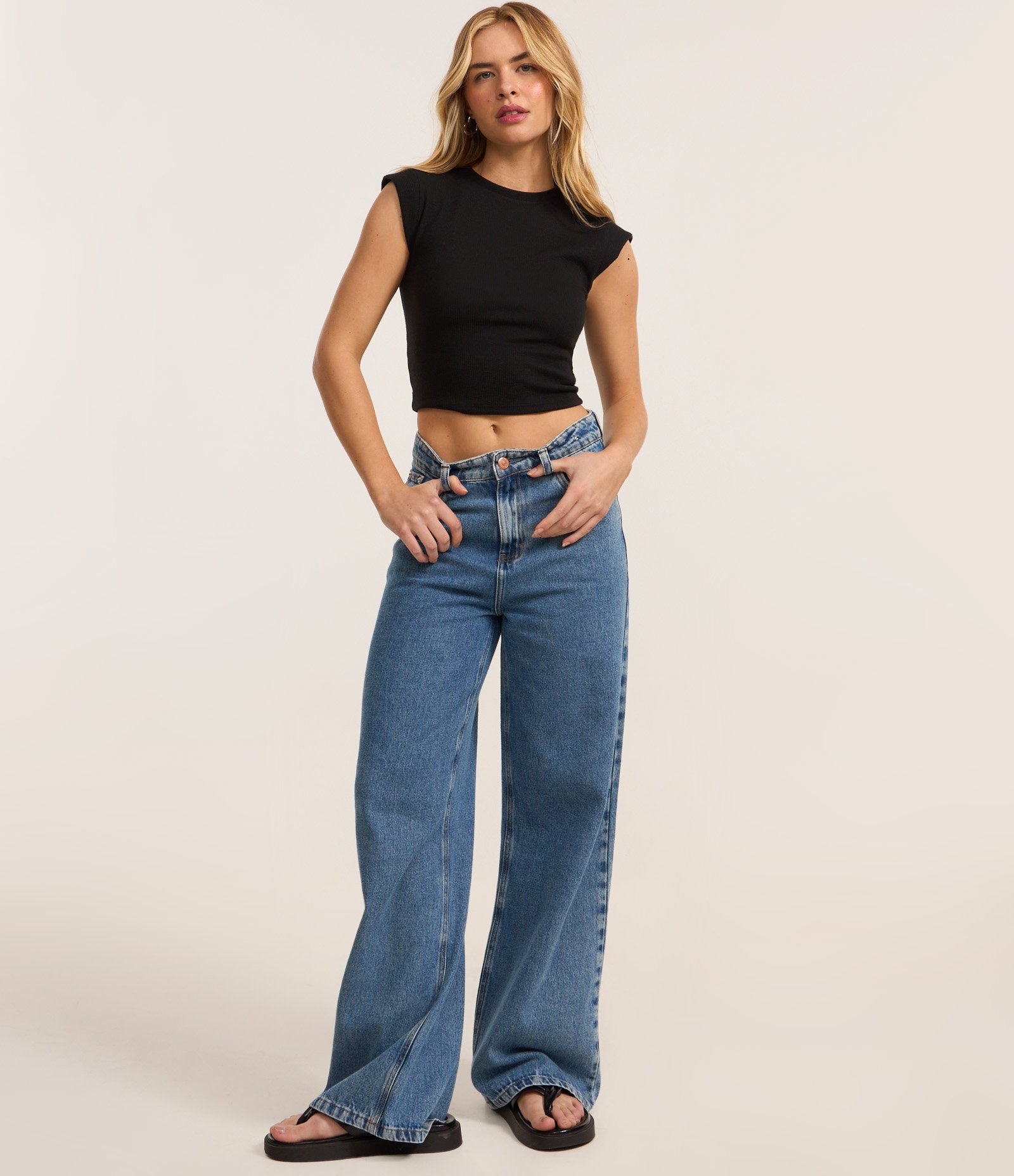 Blusa Canelada com Cava Diferenciada Preto 2