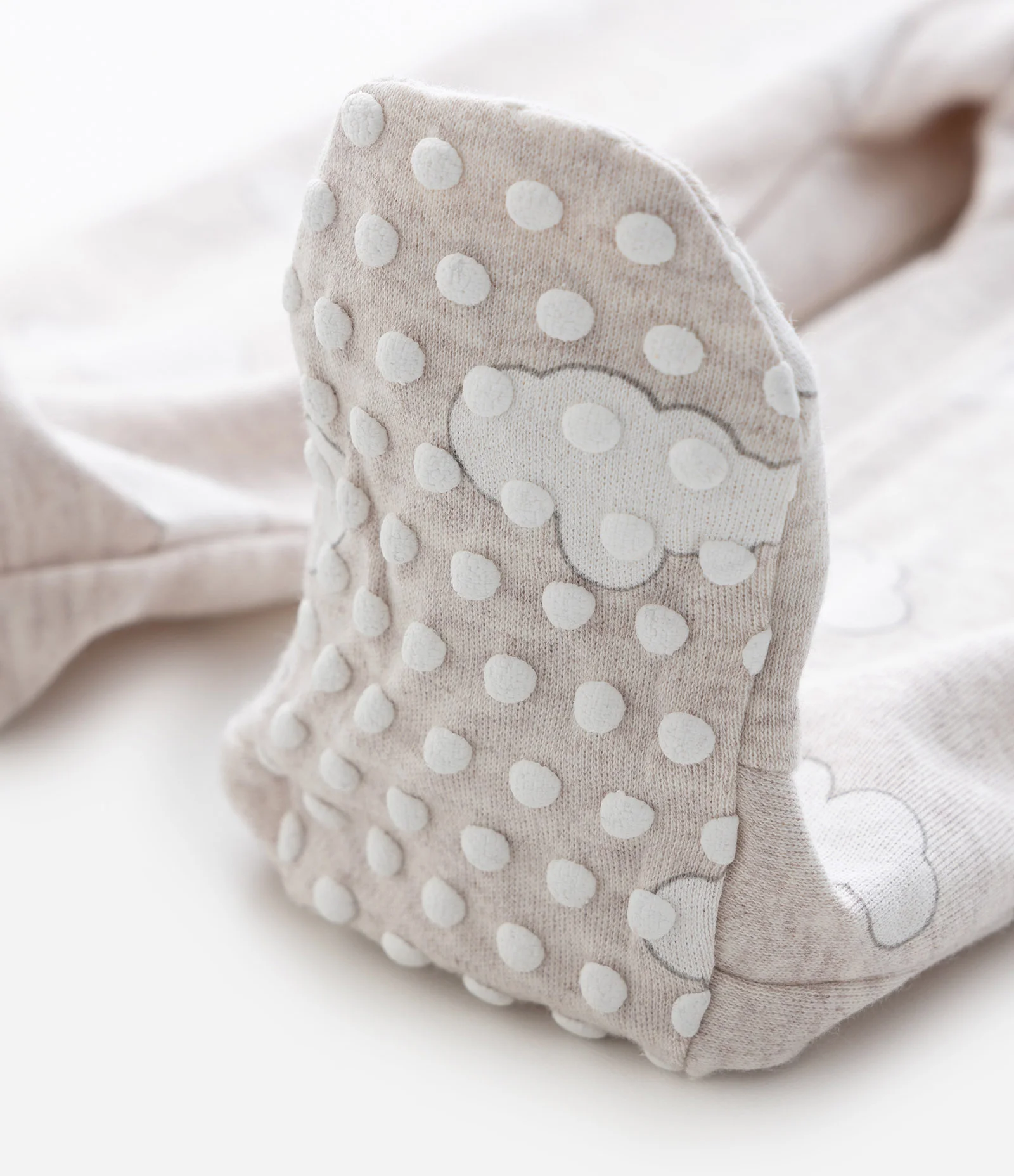 Macacão Infantil com Estampa de Nuvens e Pé Fechado – Tam RN a 18 Meses Bege Mescla 5