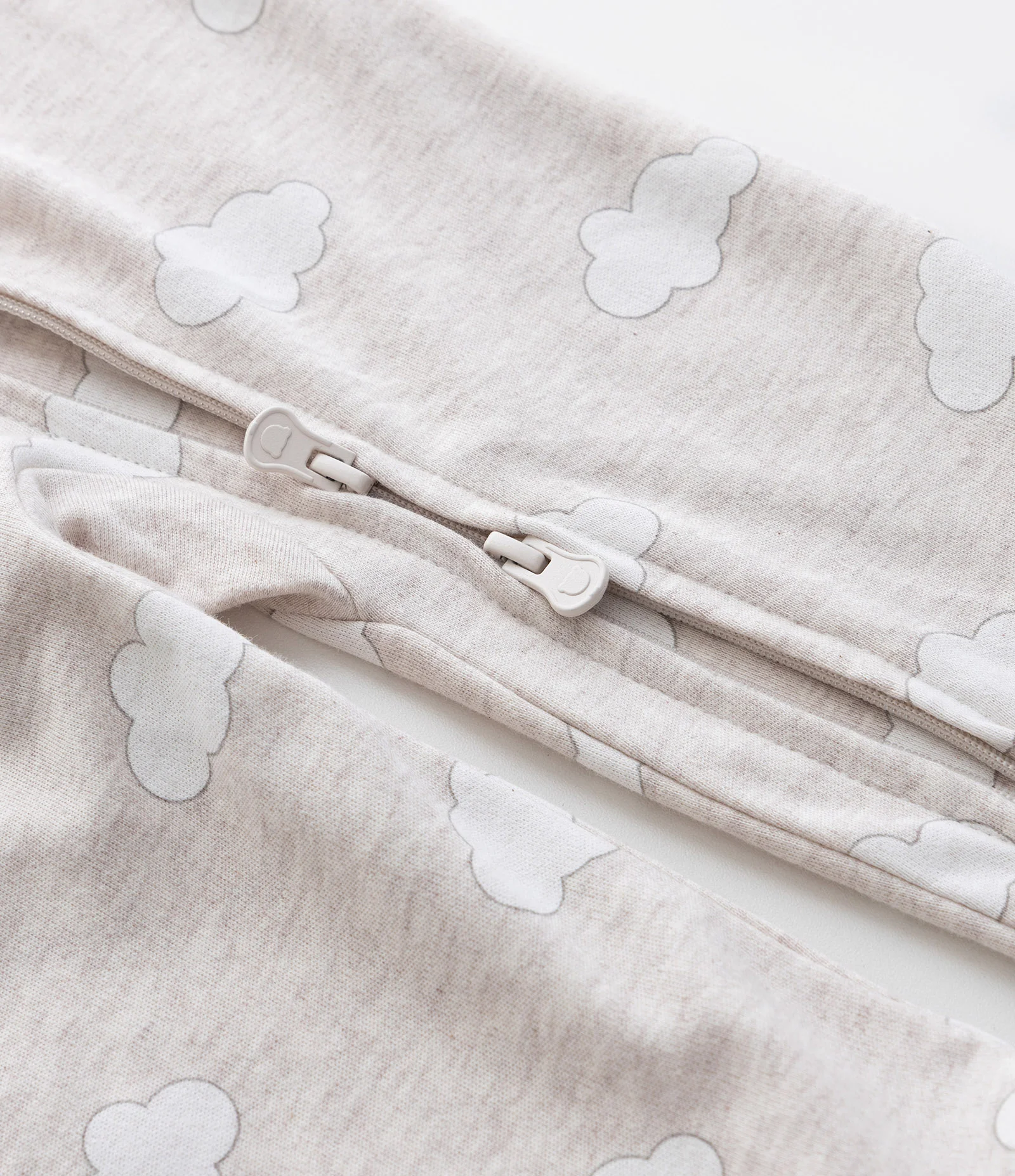 Macacão Infantil com Estampa de Nuvens e Pé Fechado – Tam RN a 18 Meses Bege Mescla 6