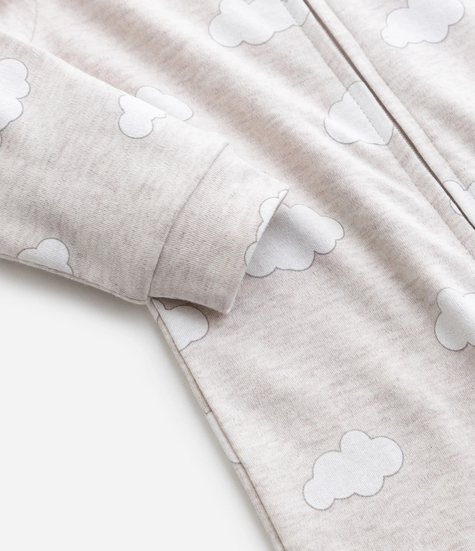 Macacão Infantil com Estampa de Nuvens e Pé Fechado – Tam RN a 18 Meses Bege Mescla 7
