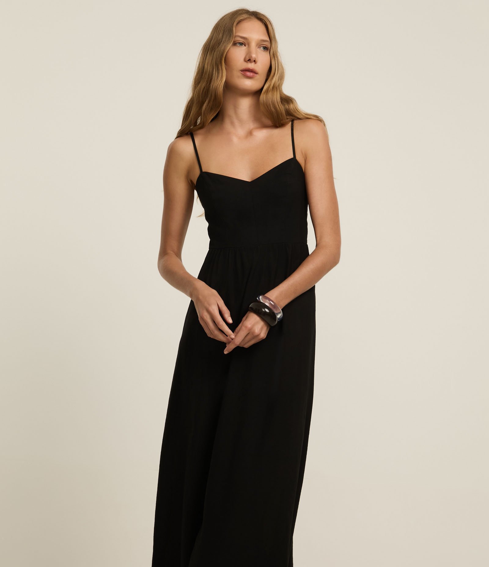 Vestido Evasê Midi Alfaiatado em Viscose com Busto Recortado Preto 1