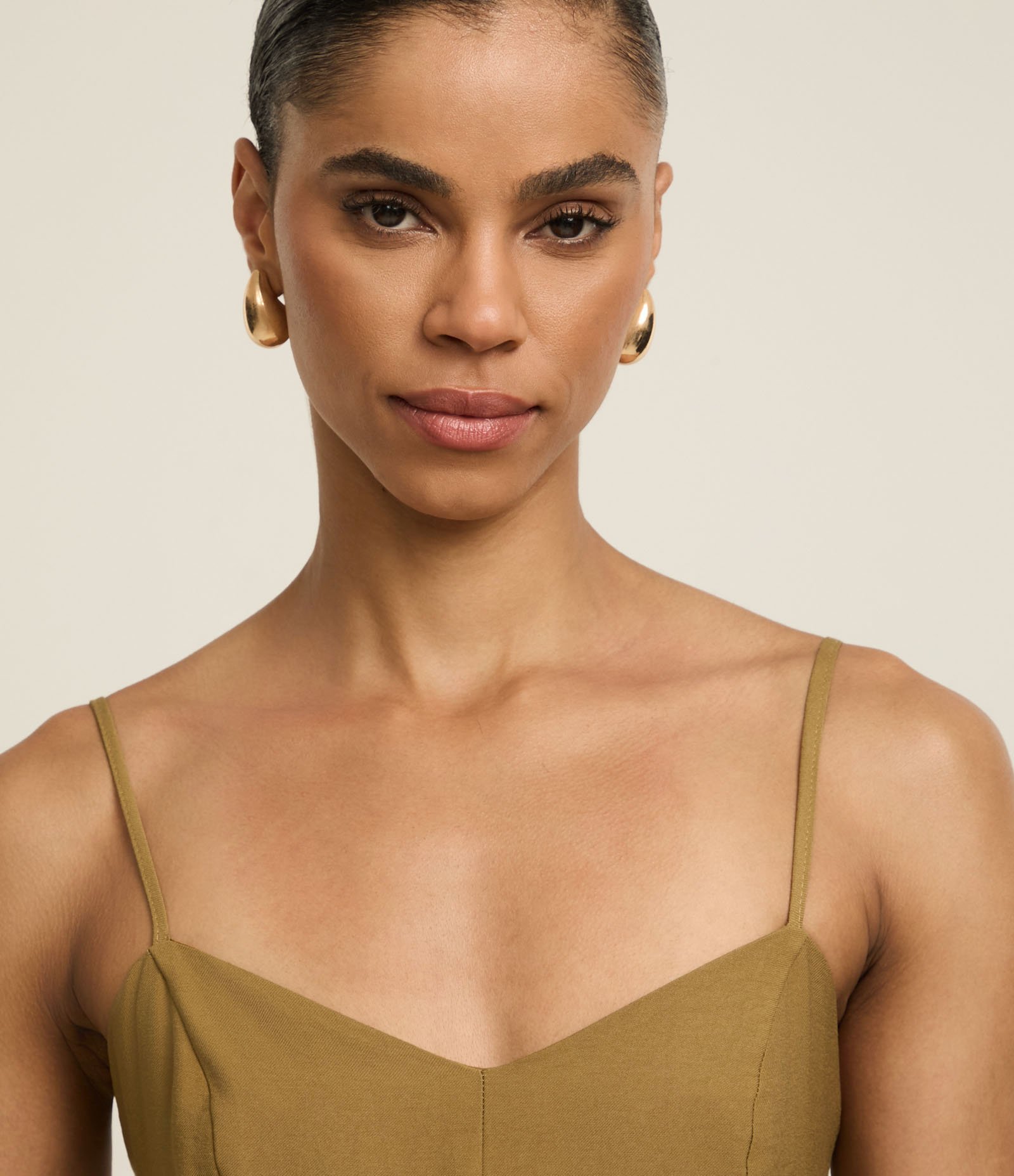 Vestido Evasê Midi Alfaiatado em Viscose com Busto Recortado Oliva 3