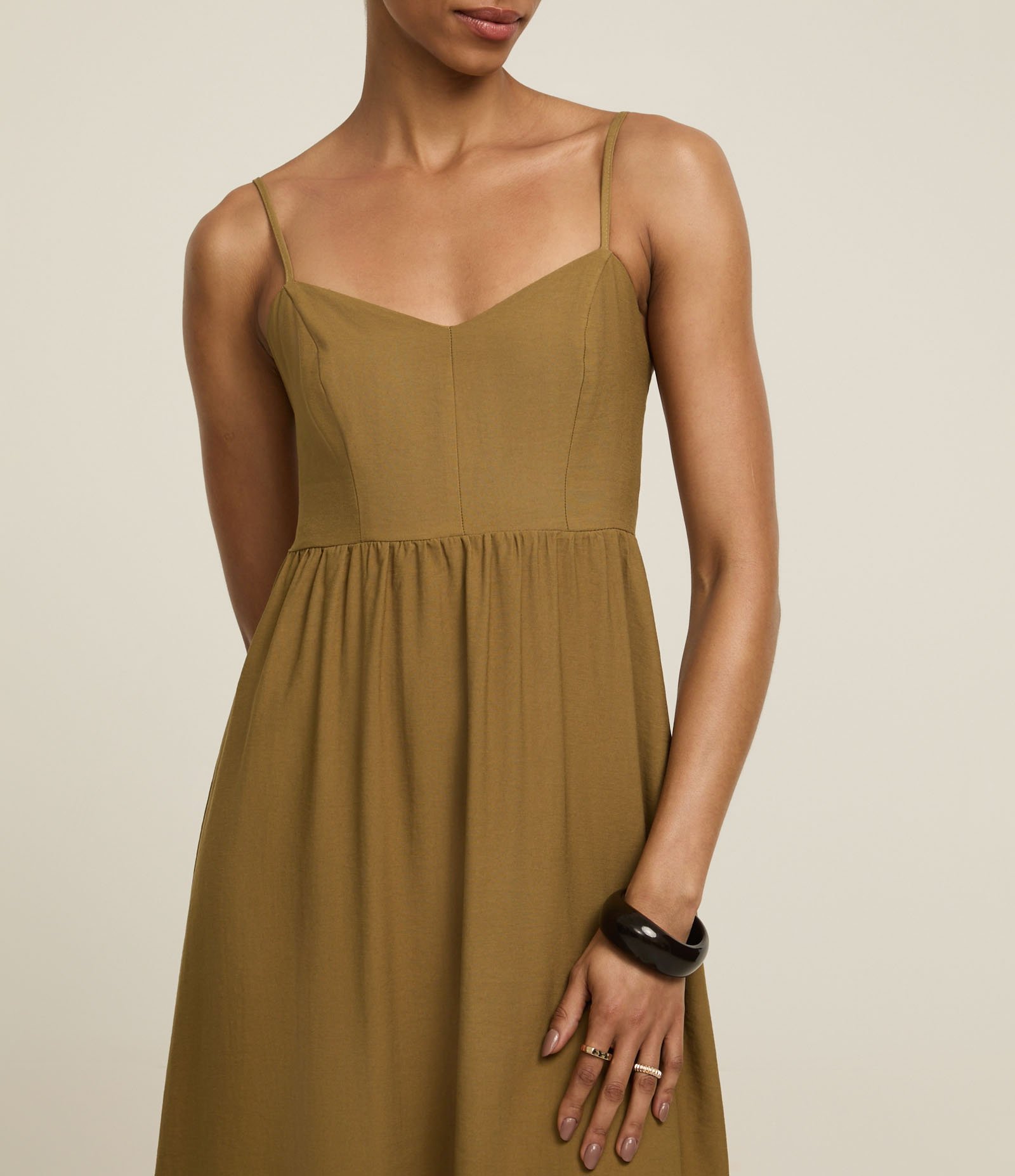 Vestido Evasê Midi Alfaiatado em Viscose com Busto Recortado Oliva 4