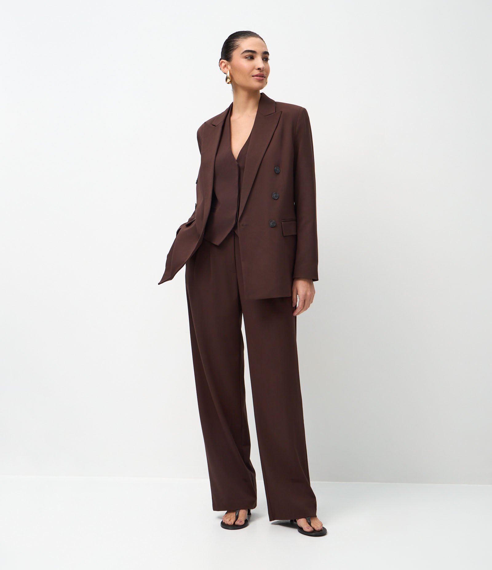 Calça Wide Leg Alfaiatada com Cinto em PU Marrom 1