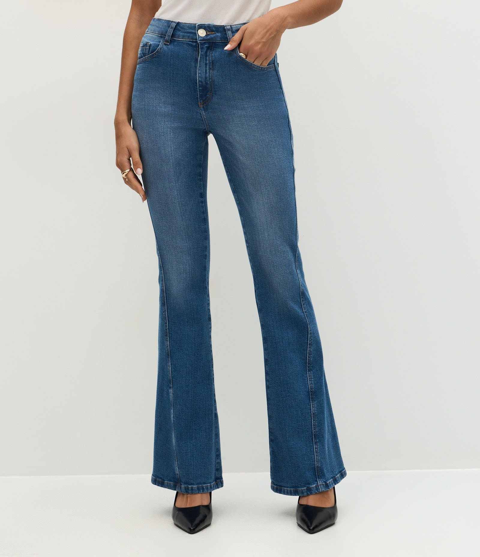 Calça Flare Cintura Alta em Jeans com Lateral Transpassada Médio 3