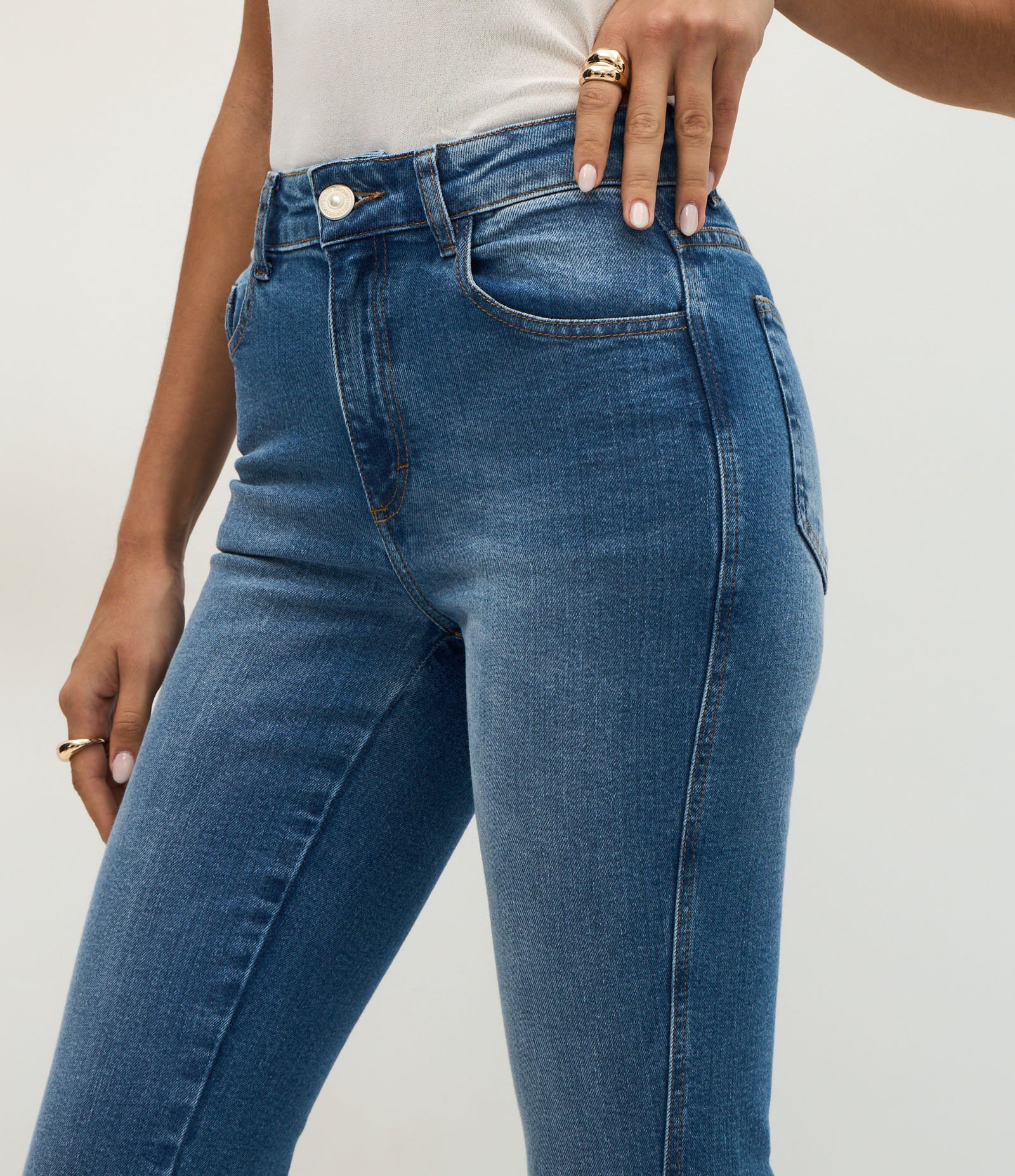 Calça Flare Cintura Alta em Jeans com Lateral Transpassada Médio 4