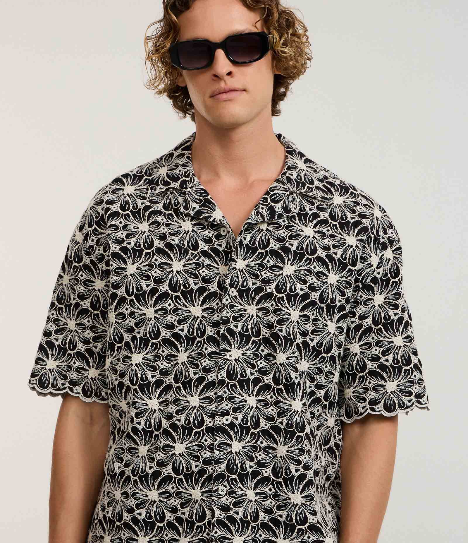 Camisa em Jacquard com Estampa Bordada de  Flores Preto 1