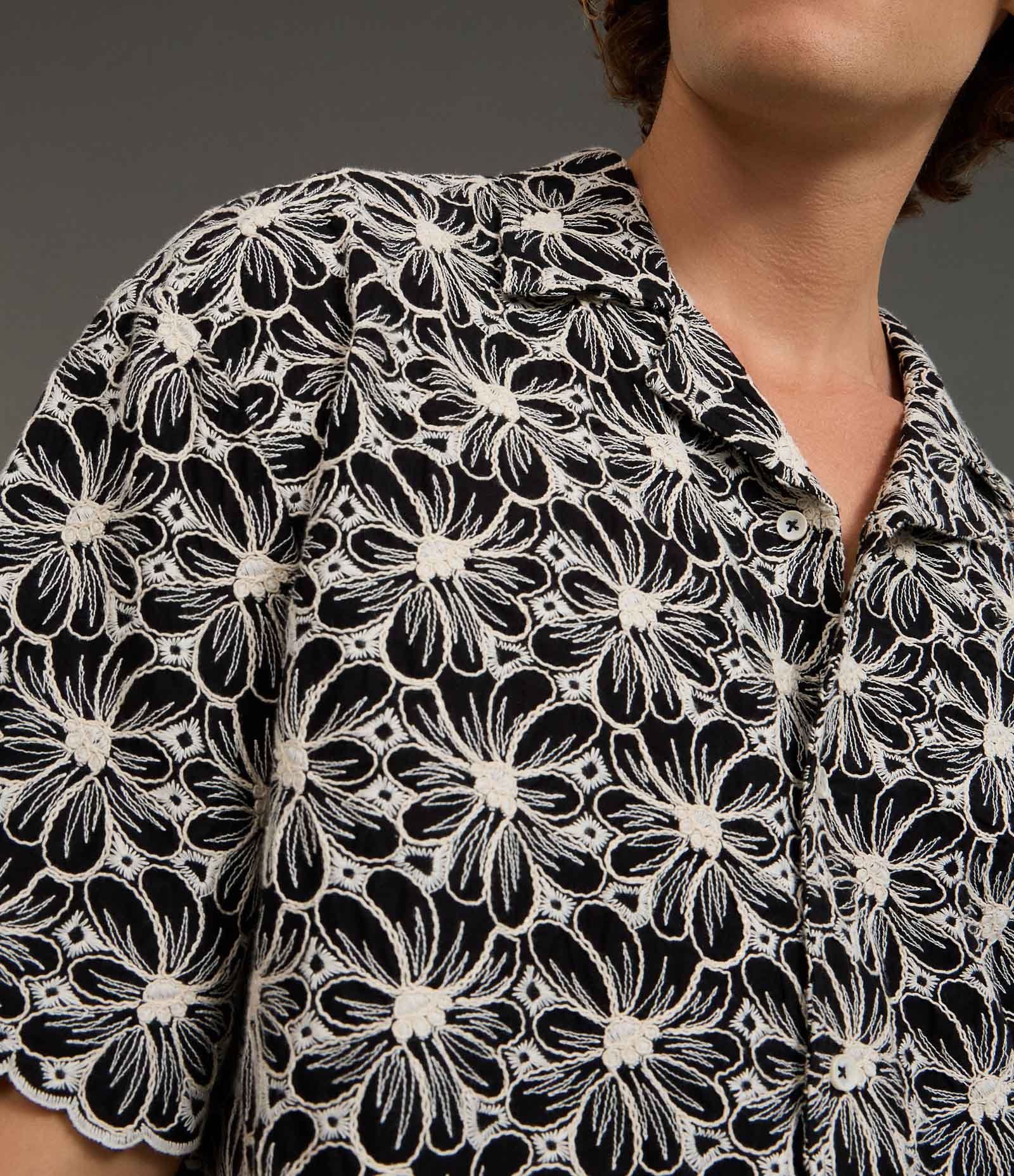 Camisa em Jacquard com Estampa Bordada de  Flores Preto 3
