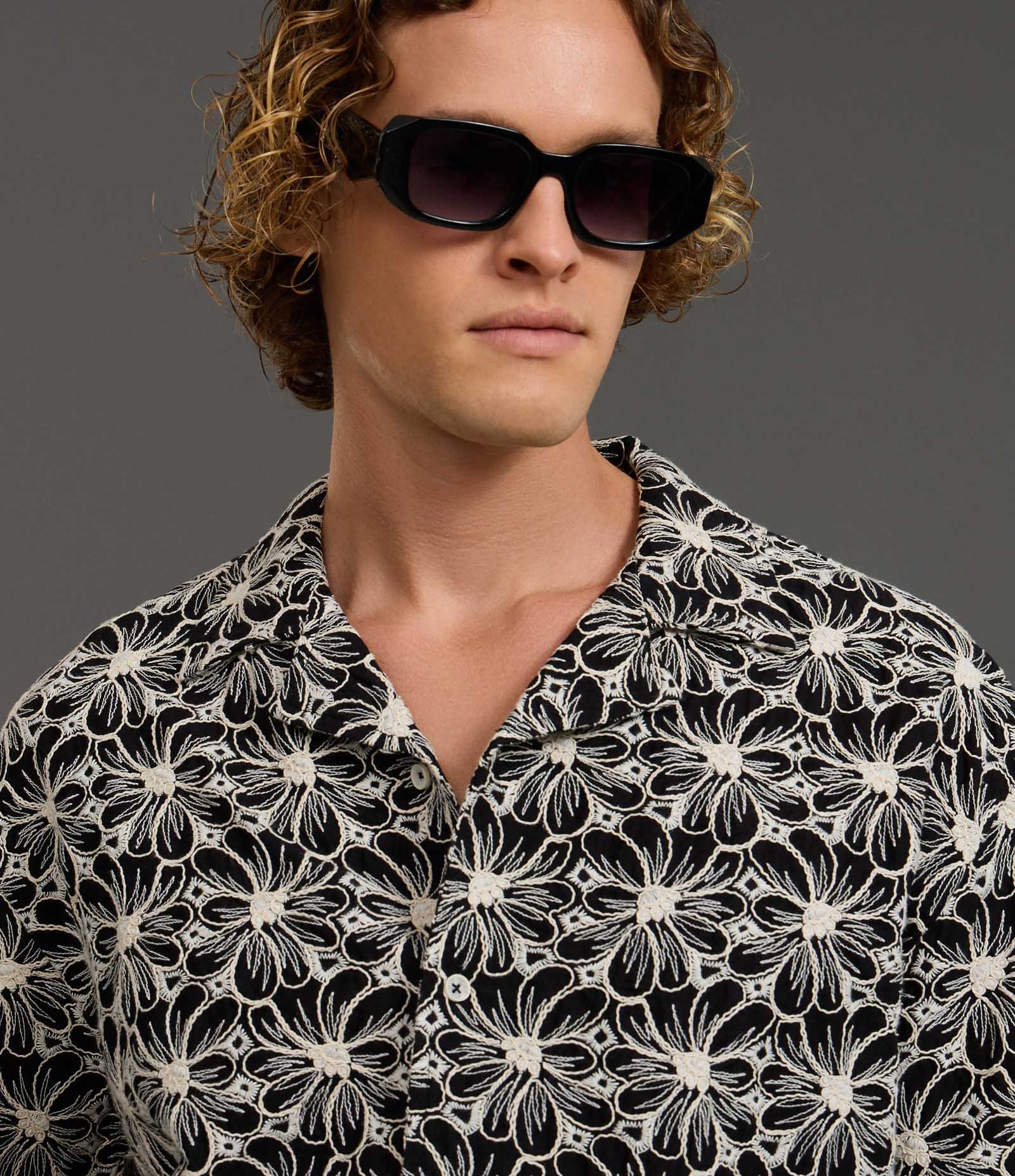 Camisa em Jacquard com Estampa Bordada de  Flores Preto 4