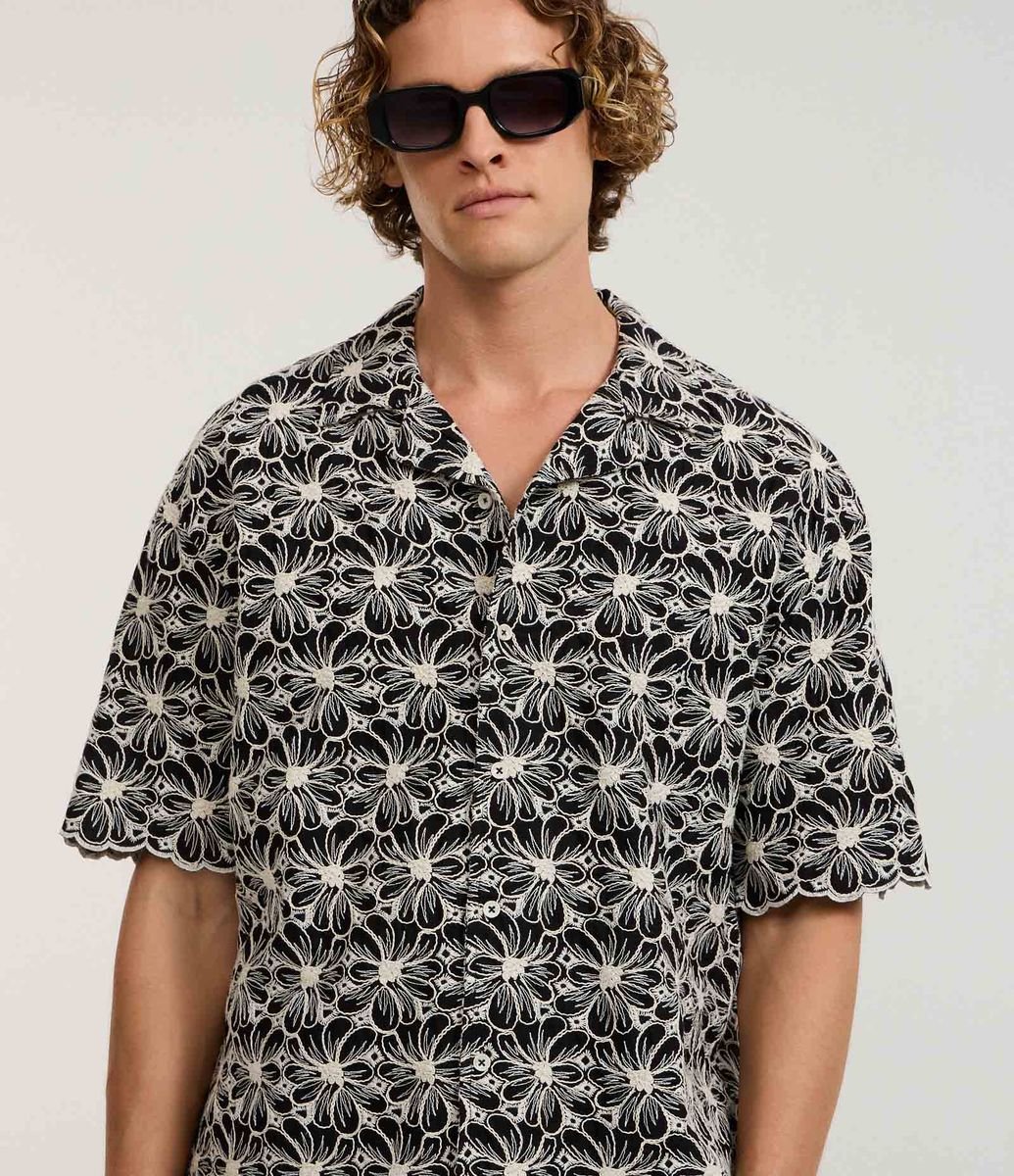 Camisa em Jacquard com Estampa Bordada de Flores Preto