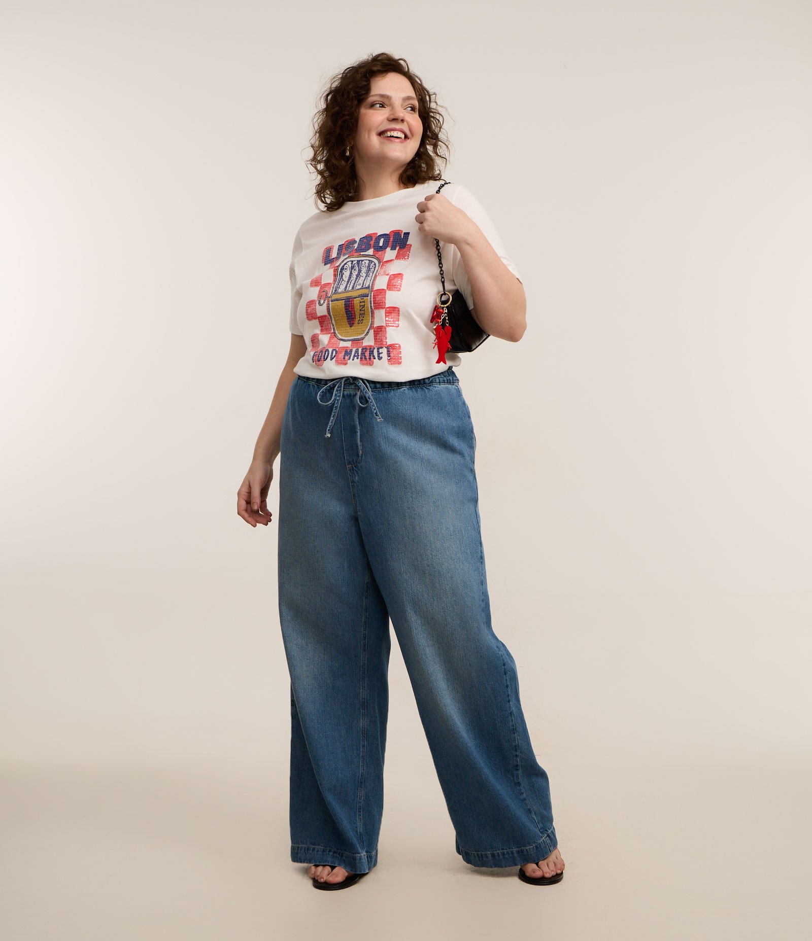 Camiseta em Algodão com Estampa de Sardinhas e Paetê Transparente Curve & Plus Size Branco 2