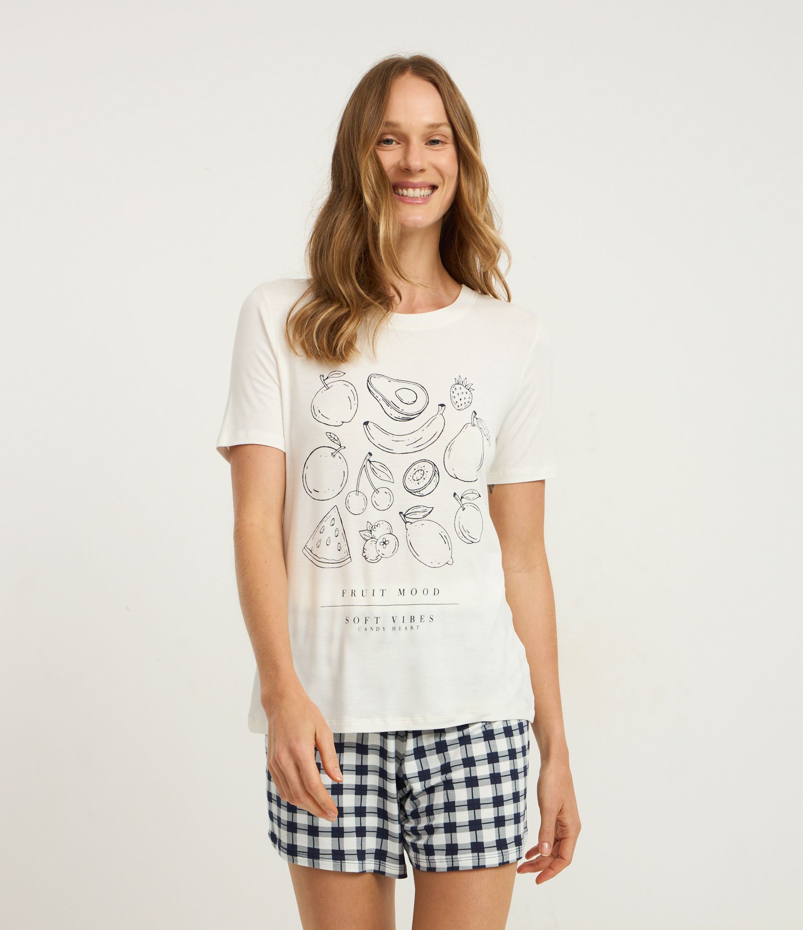 Pijama Short Doll em Viscose com Estampa de Frutas e Short Xadrez Branco 2