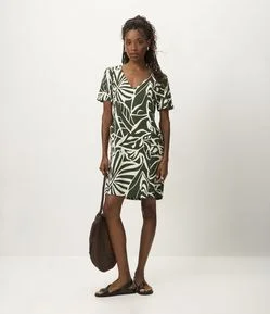 Vestido Curto em Viscolinho com Decote em V Estampa Folhagens