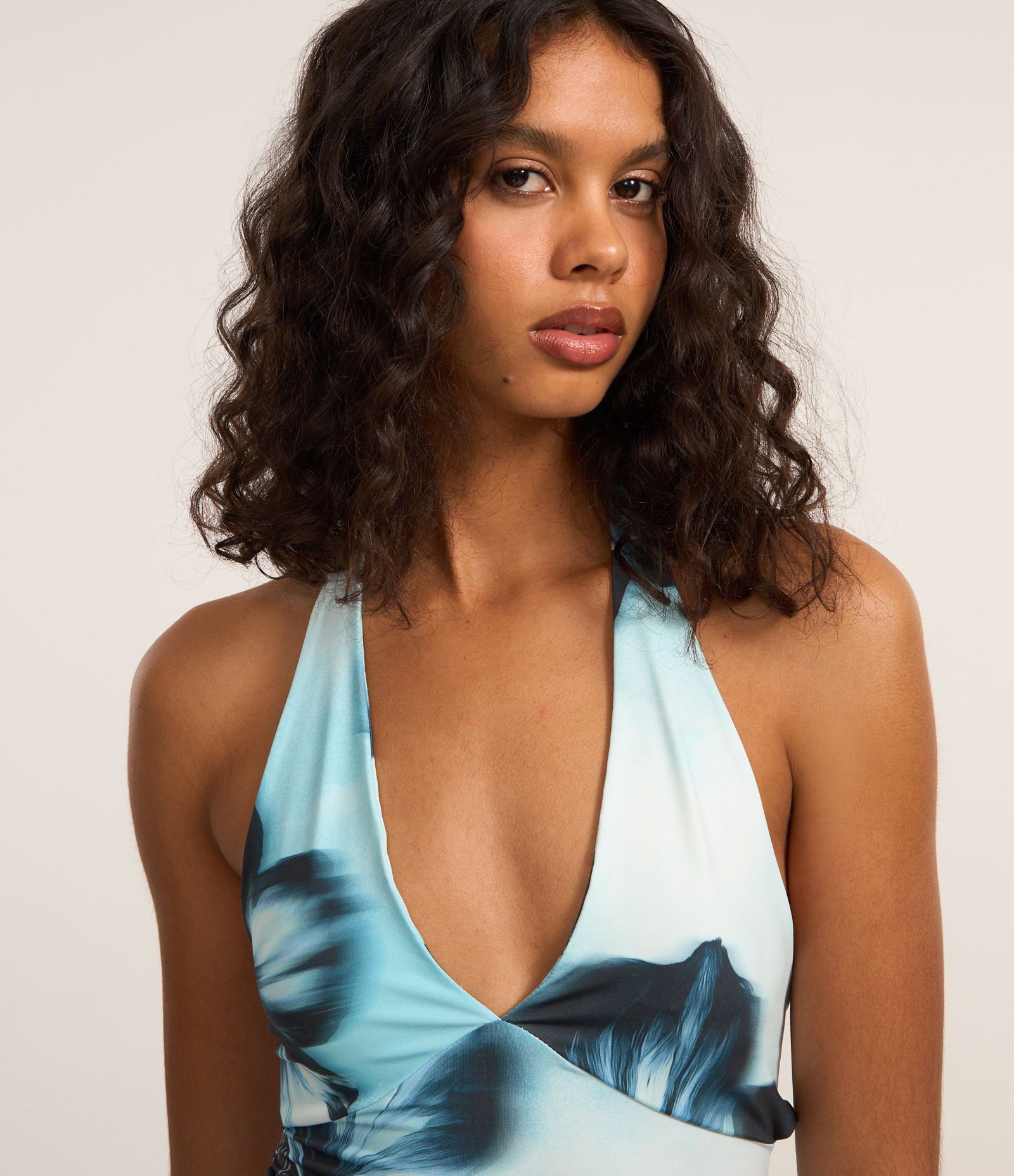 Vestido New Midi em Microfibra com Frente Única e estampa Hibisco Azul 3