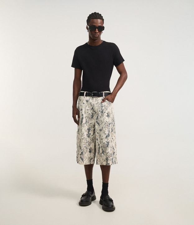 Bermuda Super Baggy em Sarja com Bolsos Grandes Laterais Camuflada