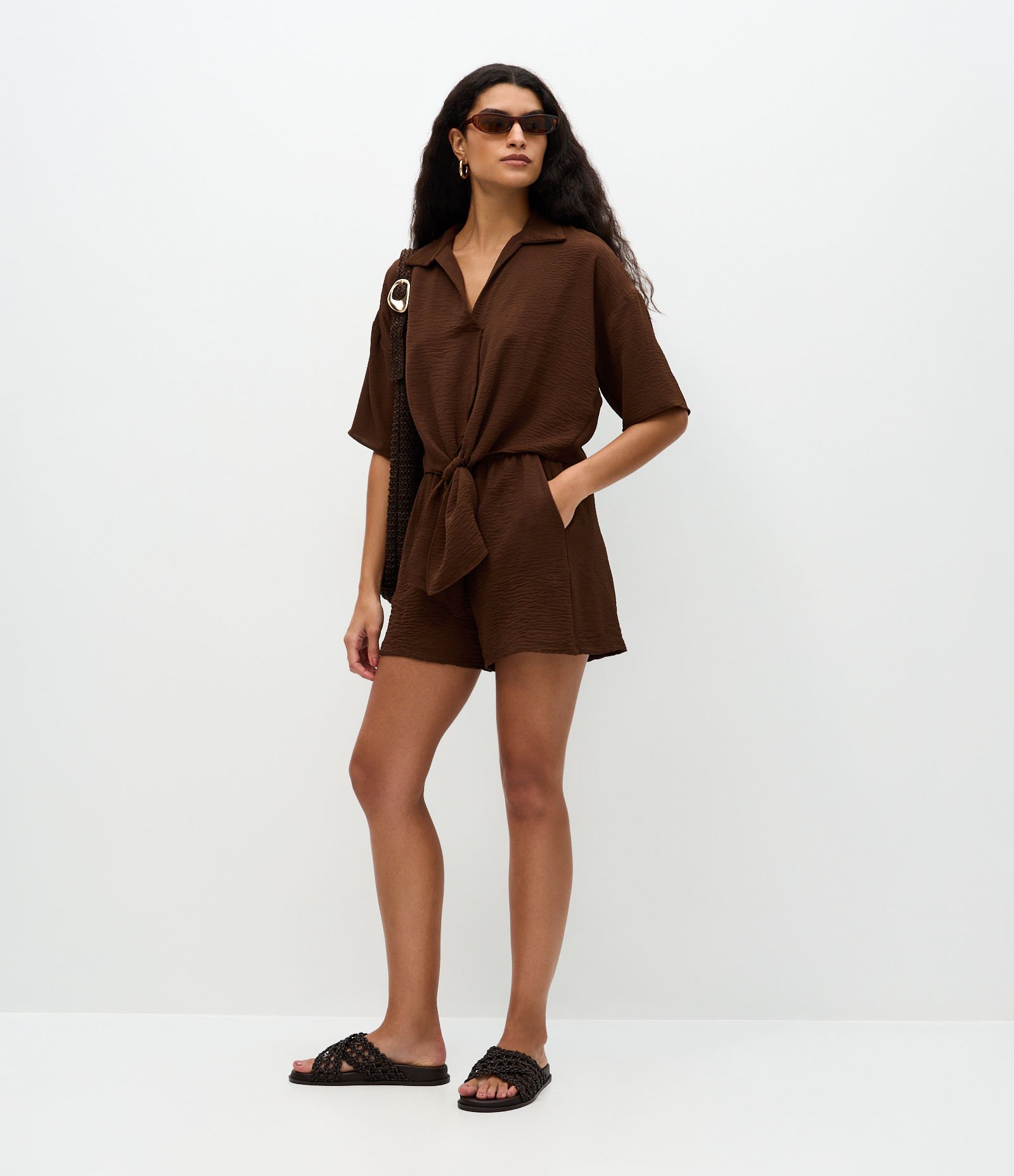 Short em Airflow com Elástico no Cós e Bolsos Marrom 1