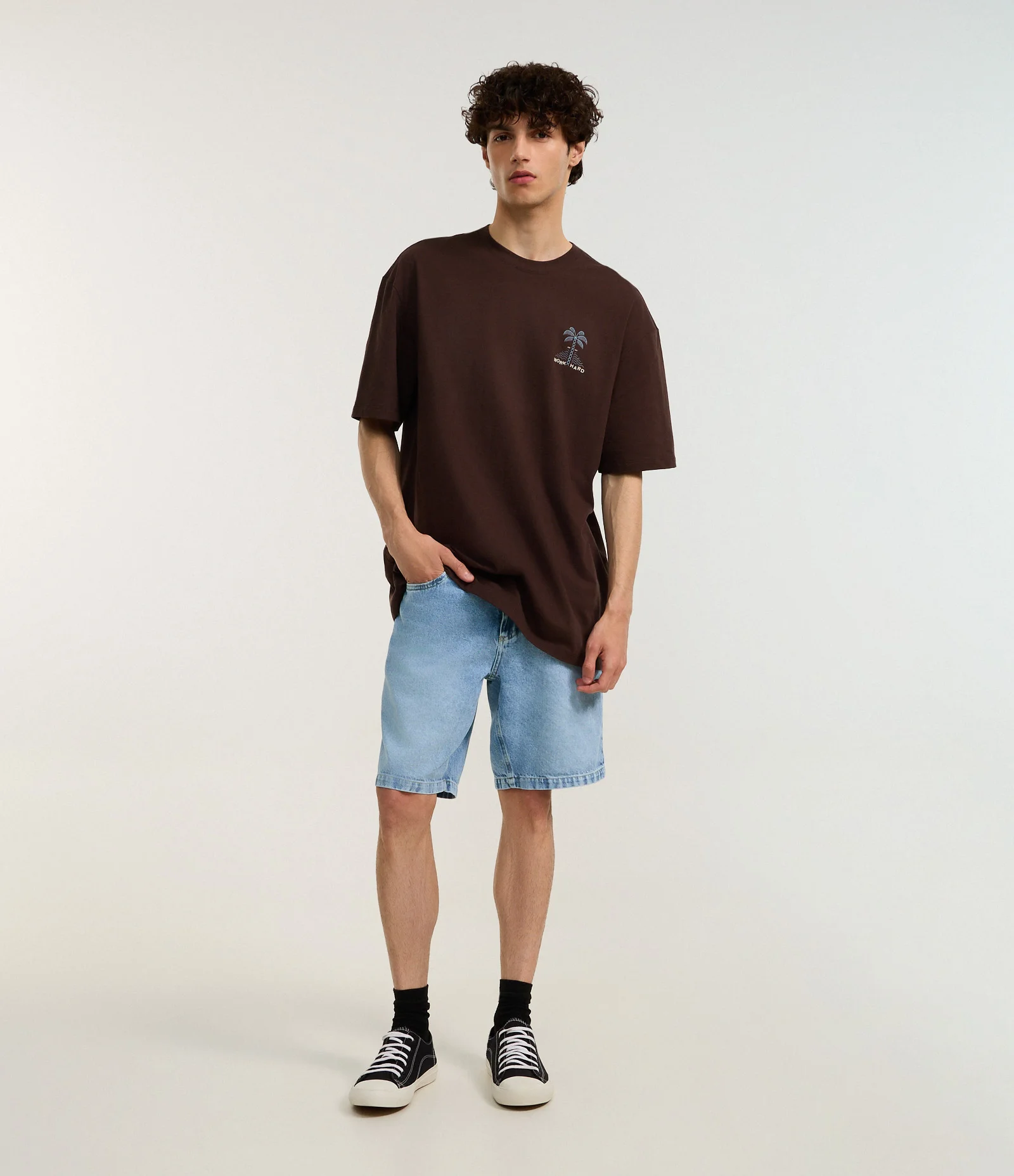 Camiseta Relaxed em Algodão com Estampa de Coqueiro e Lettering Work Hard Marrom 2