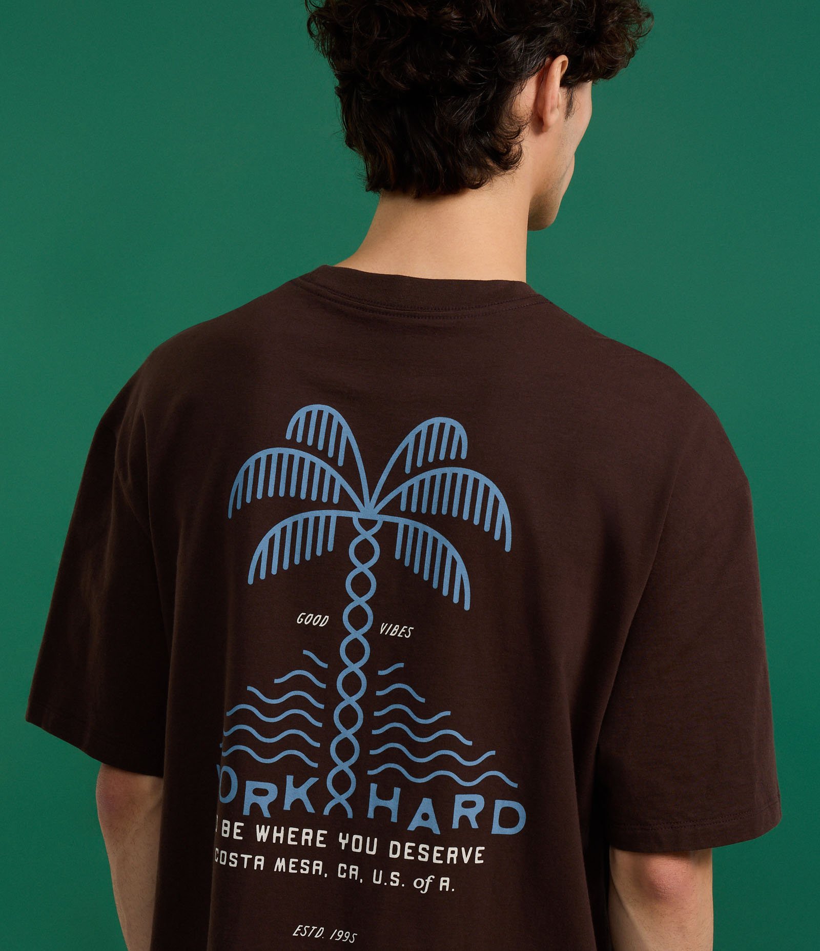 Camiseta Relaxed em Algodão com Estampa de Coqueiro e Lettering Work Hard Marrom 3