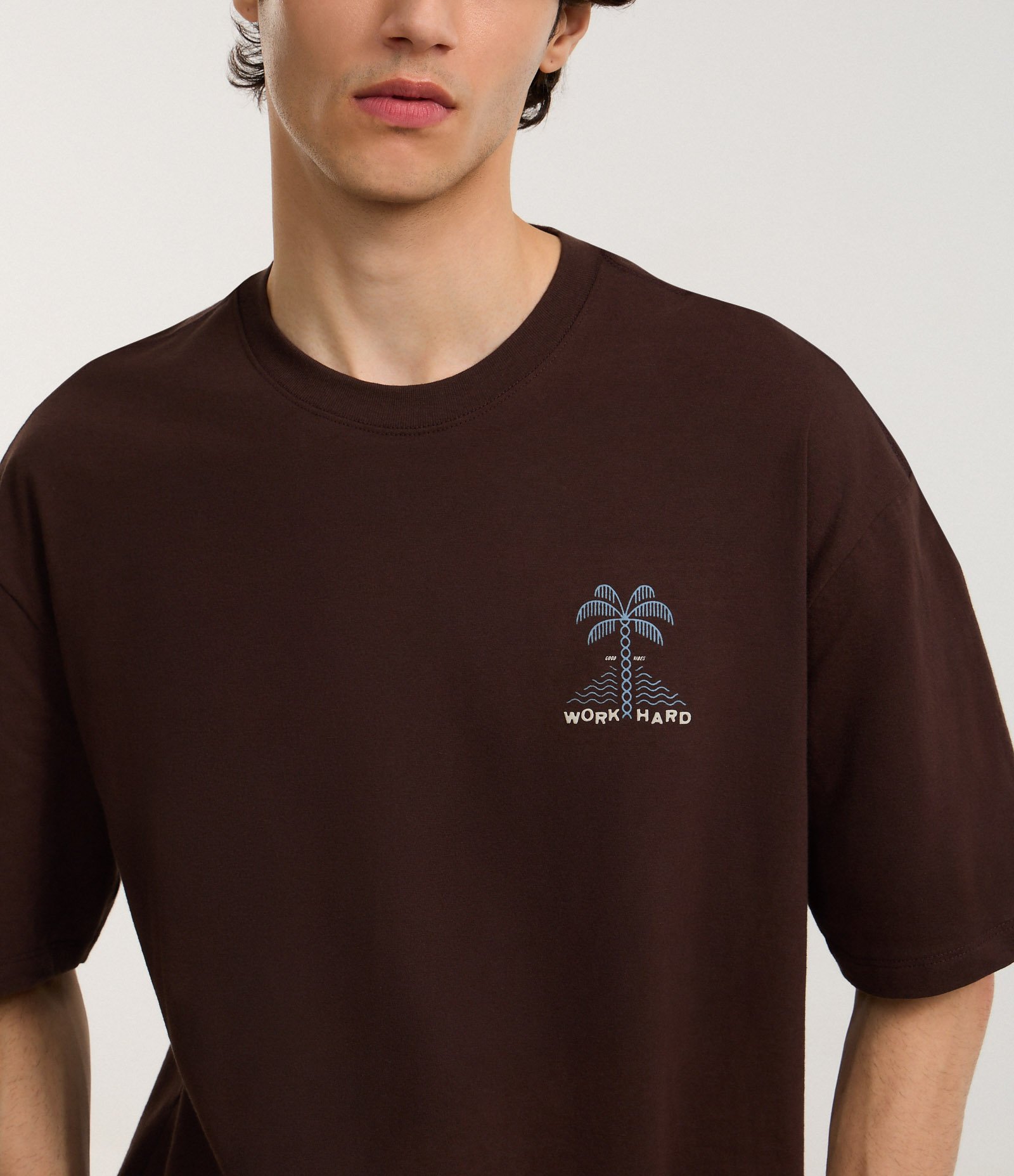 Camiseta Relaxed em Algodão com Estampa de Coqueiro e Lettering Work Hard Marrom 4
