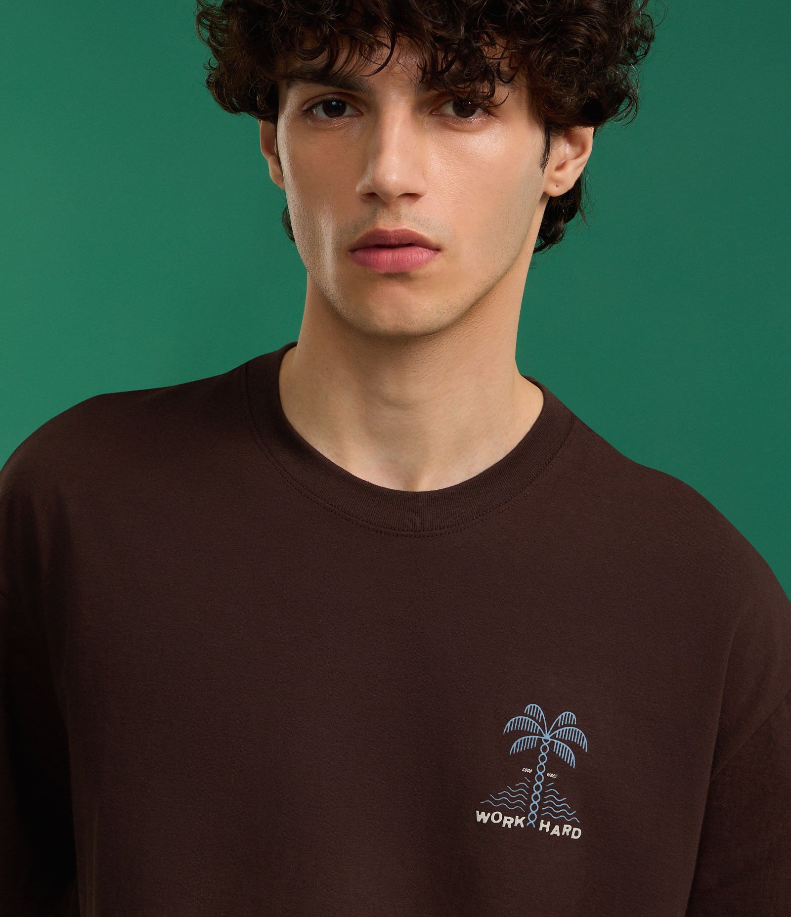 Camiseta Relaxed em Algodão com Estampa de Coqueiro e Lettering Work Hard Marrom 5