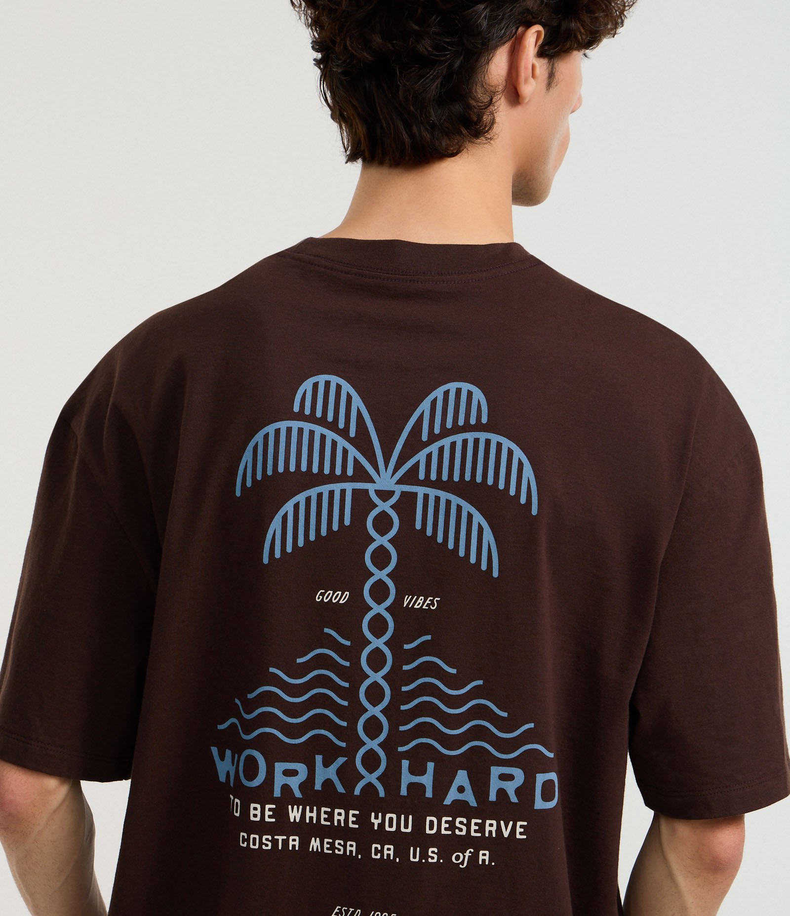Camiseta Relaxed em Algodão com Estampa de Coqueiro e Lettering Work Hard Marrom 6