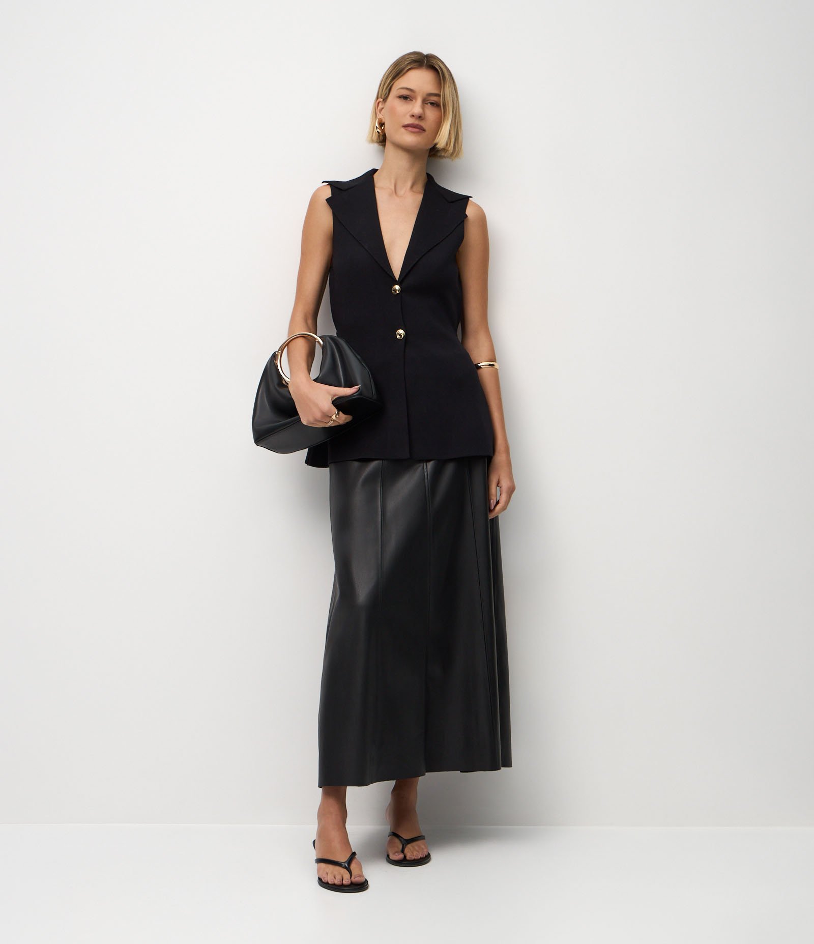 Saia Evasê Midi em PU com Passantes e Lapelas Frontais Preto 1