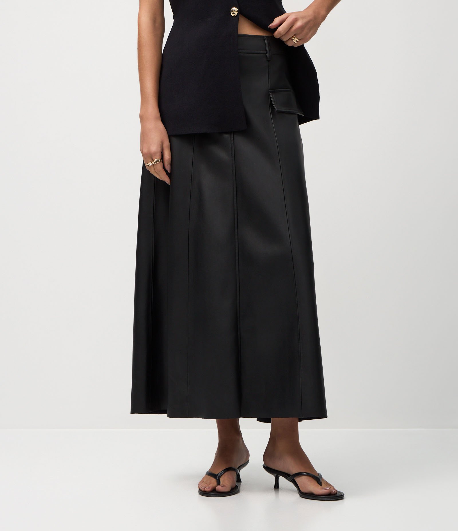 Saia Evasê Midi em PU com Passantes e Lapelas Frontais Preto 3